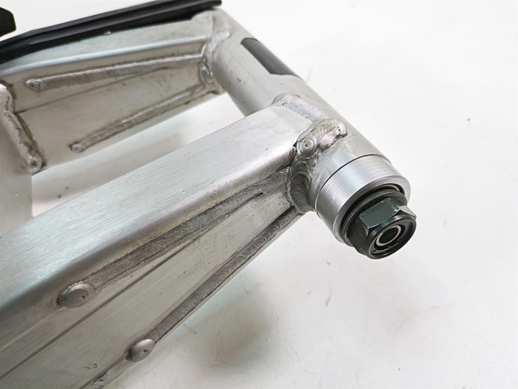 2002 Yamaha FZ1 FZS1000 Fazer Rear Swingarm Swing Arm & Axle Set 5LV-22110-00-00 {{ shop.shopifyCountryName }} - Mototech271