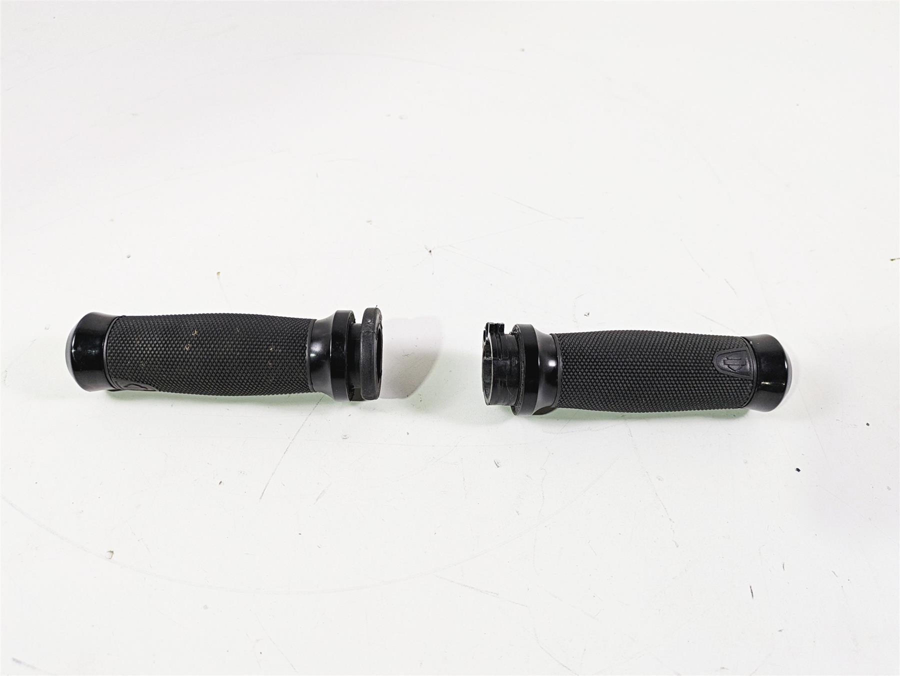 2015 Harley FXDF Dyna Fat Bob Get-A-Grip Hand Grip Set 56100008
