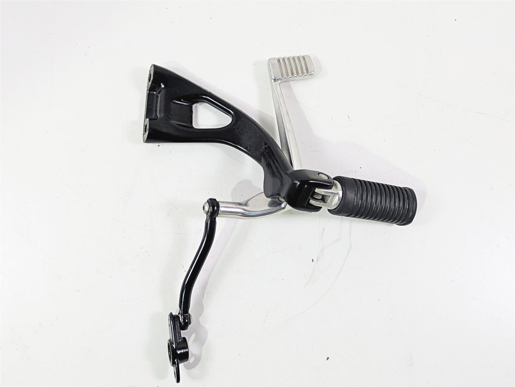 2020 Harley Softail FXST Standard Right Footpeg & Brake Pedal 50600288 50600310 {{ shop.shopifyCountryName }} - Mototech271