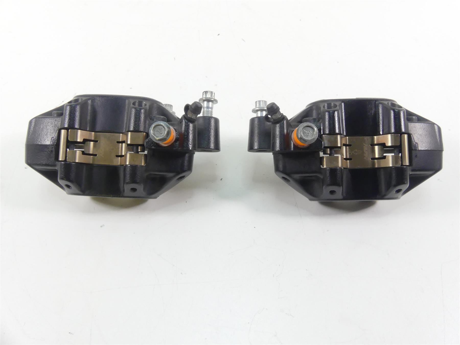 2018 Harley Softail FXFB Fat Bob Front Brake Caliper Set 41300095 41300205 {{ shop.shopifyCountryName }} - Mototech271