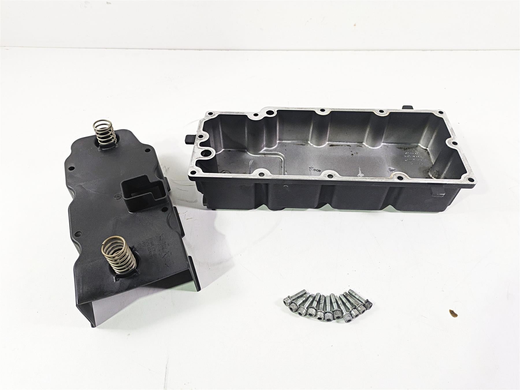 2005 Harley Touring FLHRI Road King Transmission Bottom Cover Oil Pan 62711-99 {{ shop.shopifyCountryName }} - Mototech271