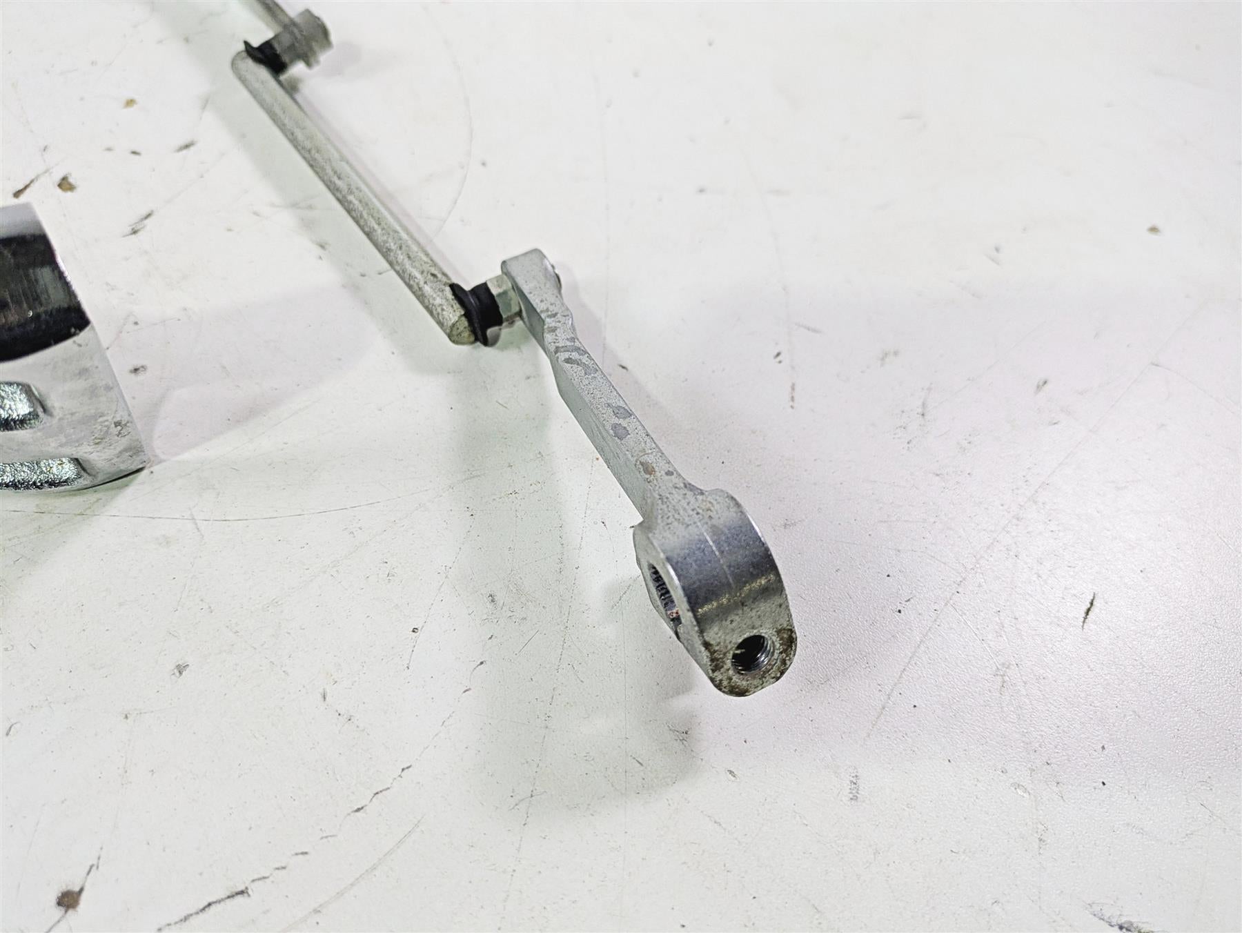 2015 Harley FXDL Dyna Low Rider Left Front Mid Footpeg & Shifter Linkage 50500279 {{ shop.shopifyCountryName }} - Mototech271