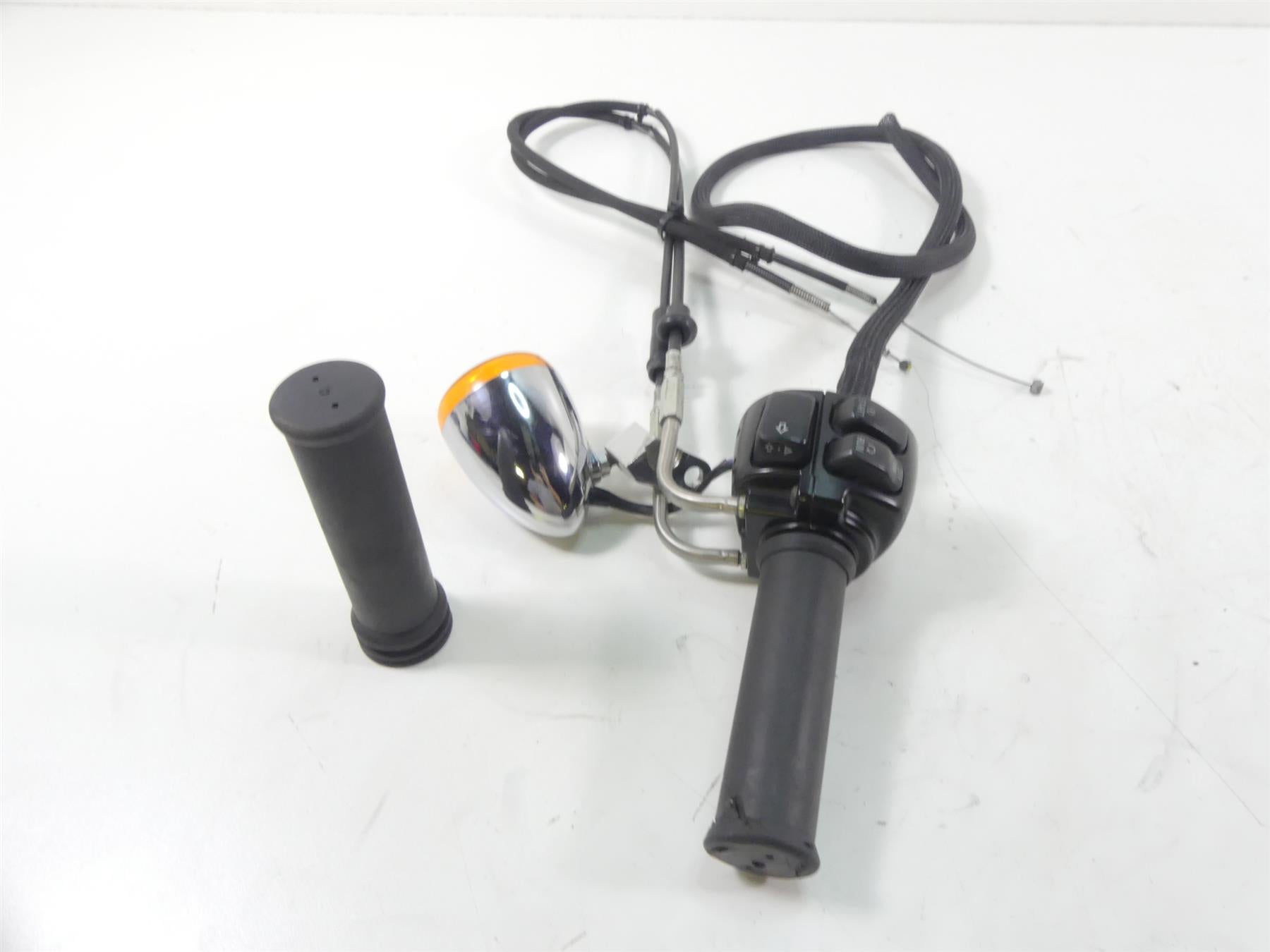 2009 Harley FXDF Dyna Fat Bob Right Control Switch + Blinker Set -Read 71684-06A {{ shop.shopifyCountryName }} - Mototech271