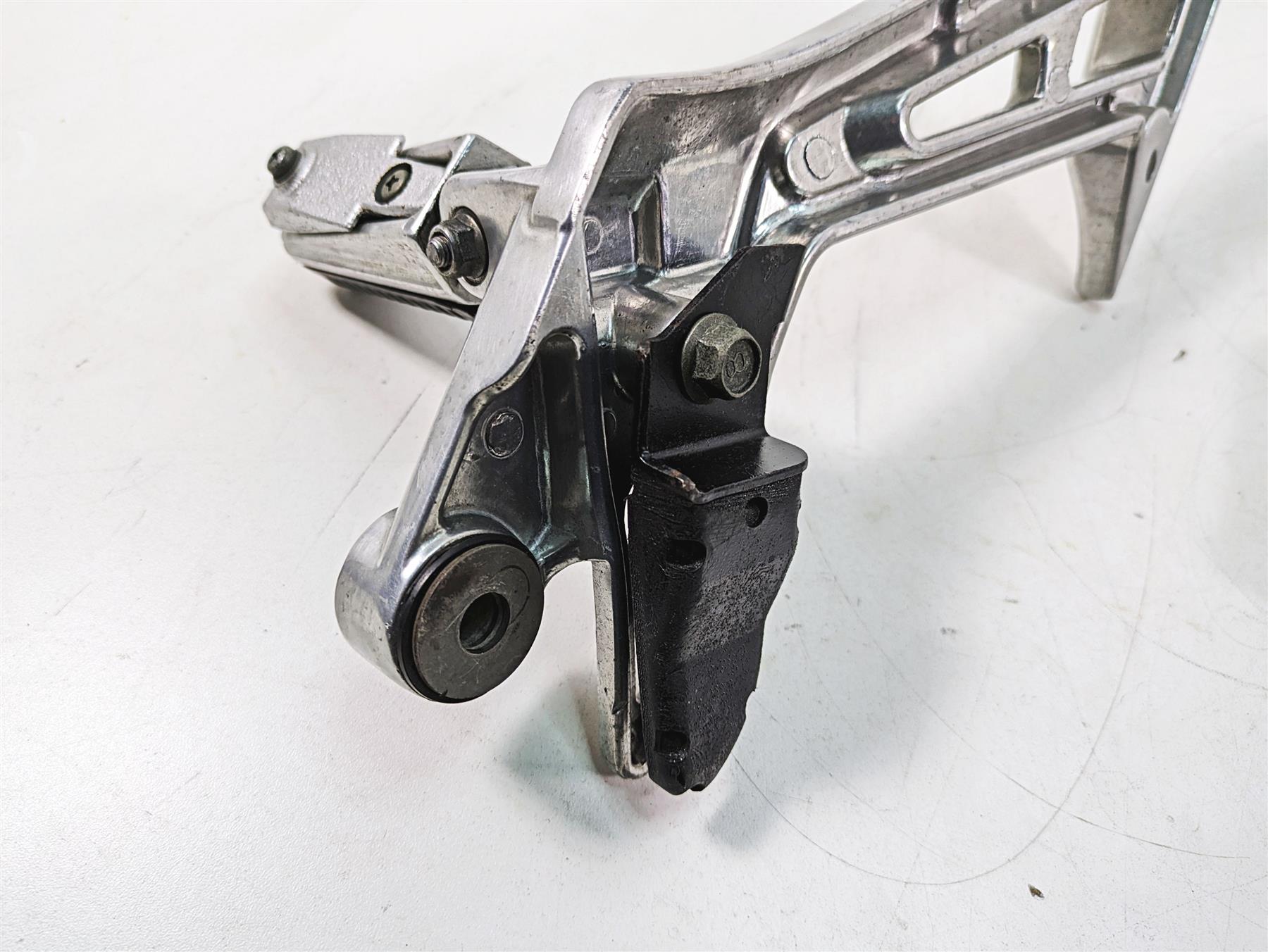 2002 Yamaha FZ1 FZS1000 Fazer Rear Passenger Footpeg Set 5LV-27430-01-00 {{ shop.shopifyCountryName }} - Mototech271