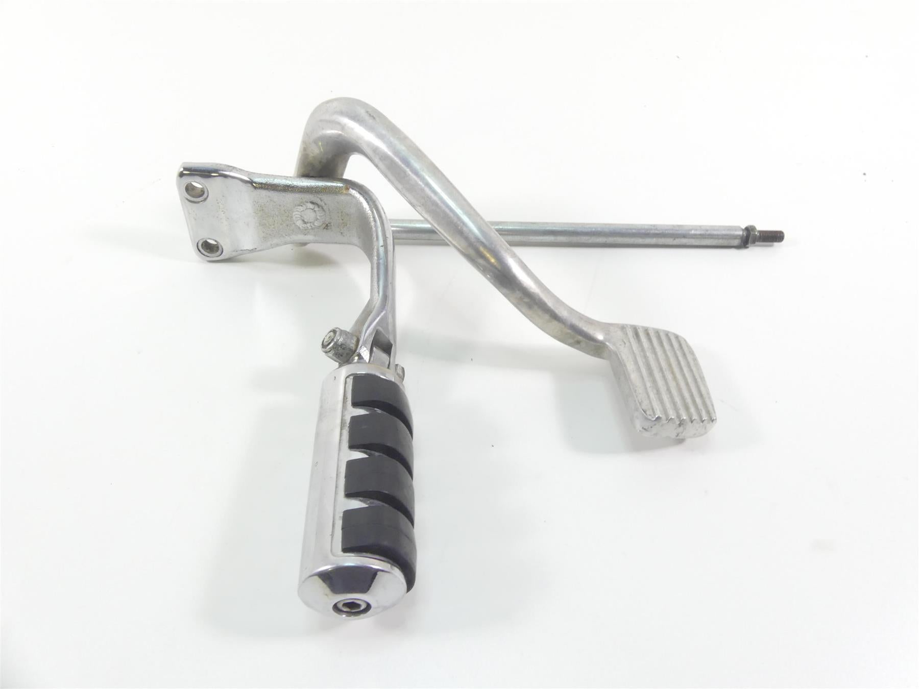 1999 Harley Dyna FXDL Low Rider Right Front Mid Footpeg & Brake Pedal 42502-90B {{ shop.shopifyCountryName }} - Mototech271