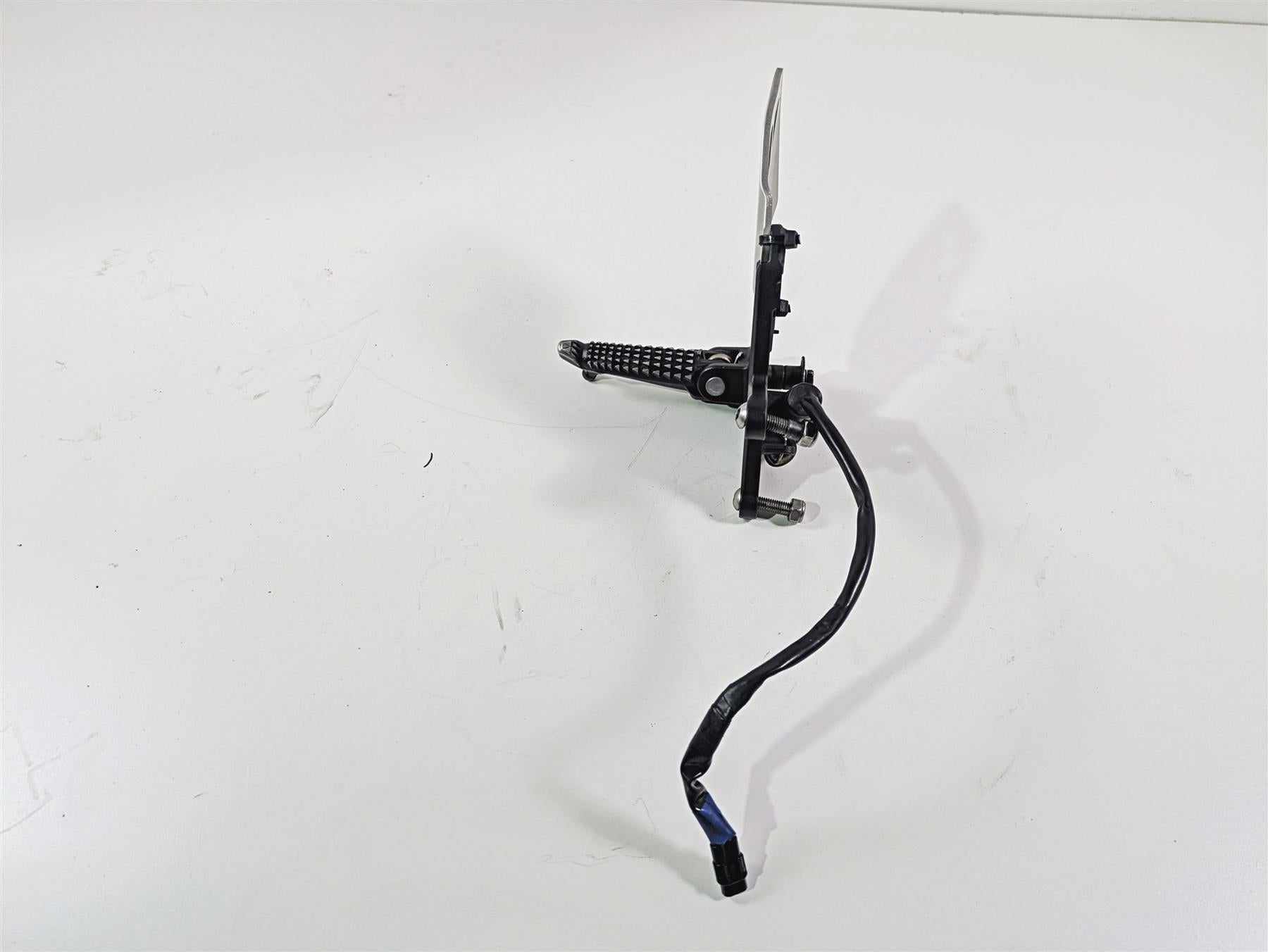 2016 Kawasaki ZX10R Ninja Right Front Footpeg + Mount 35063-1331-18R {{ shop.shopifyCountryName }} - Mototech271