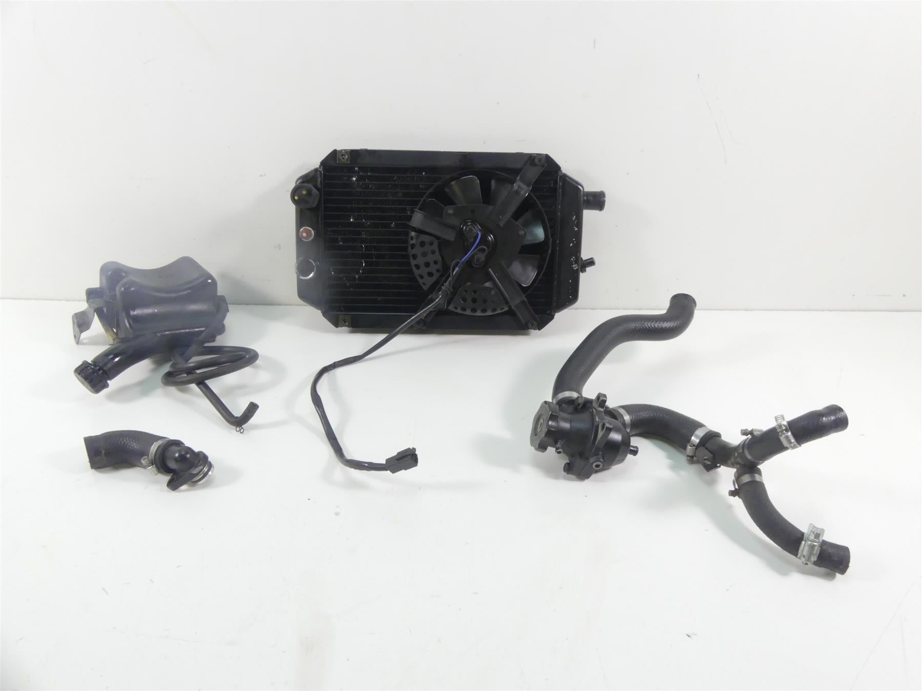 1998 Kawasaki VN800 Vulcan Radiator Fan Reservoir Set 39060-1132 39060-1164 {{ shop.shopifyCountryName }} - Mototech271