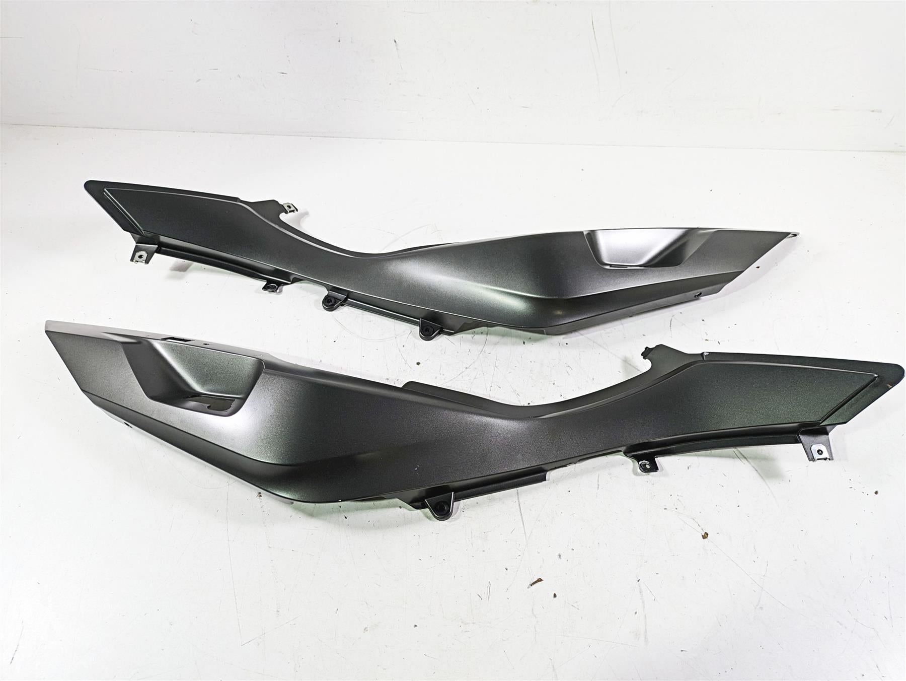 2014 BMW R1200 RT RTW K52 Tail Side Cover Fairing Set - Read 46638533567 {{ shop.shopifyCountryName }} - Mototech271