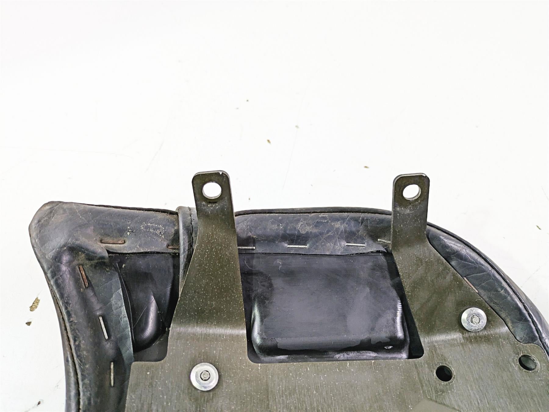 2004 Victory Kingpin Rear Passenger Pillion Seat Saddle + Mount 2683257 {{ shop.shopifyCountryName }} - Mototech271