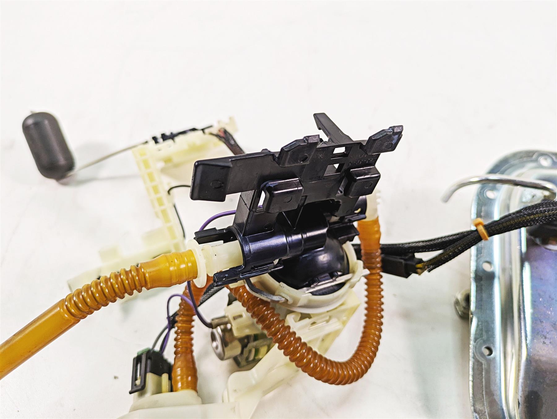 2012 Harley FLD Dyna Switchback Fuel Gas Petrol Pump + Sender - Tested 75323-12 {{ shop.shopifyCountryName }} - Mototech271