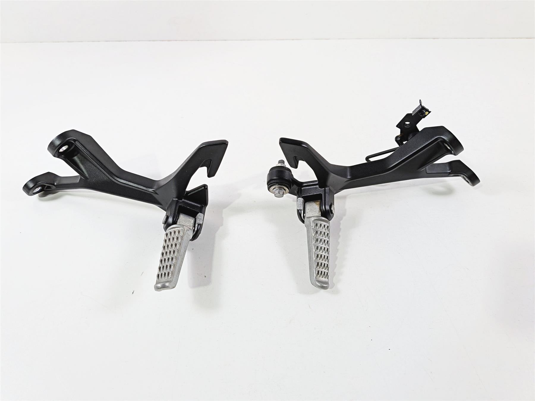 2024 Kawasaki EX500 Ninja 40th An. Rear Passenger Foot Peg 35063-1408 35063-1409 {{ shop.shopifyCountryName }} - Mototech271