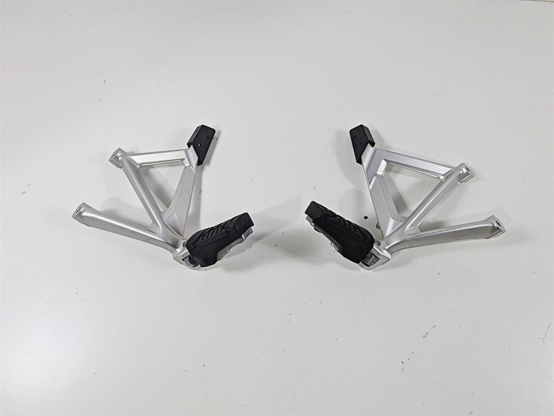 2016 BMW R1200 GS K50 Rear Passenger Footpeg Set 46718528793 46718528794 {{ shop.shopifyCountryName }} - Mototech271