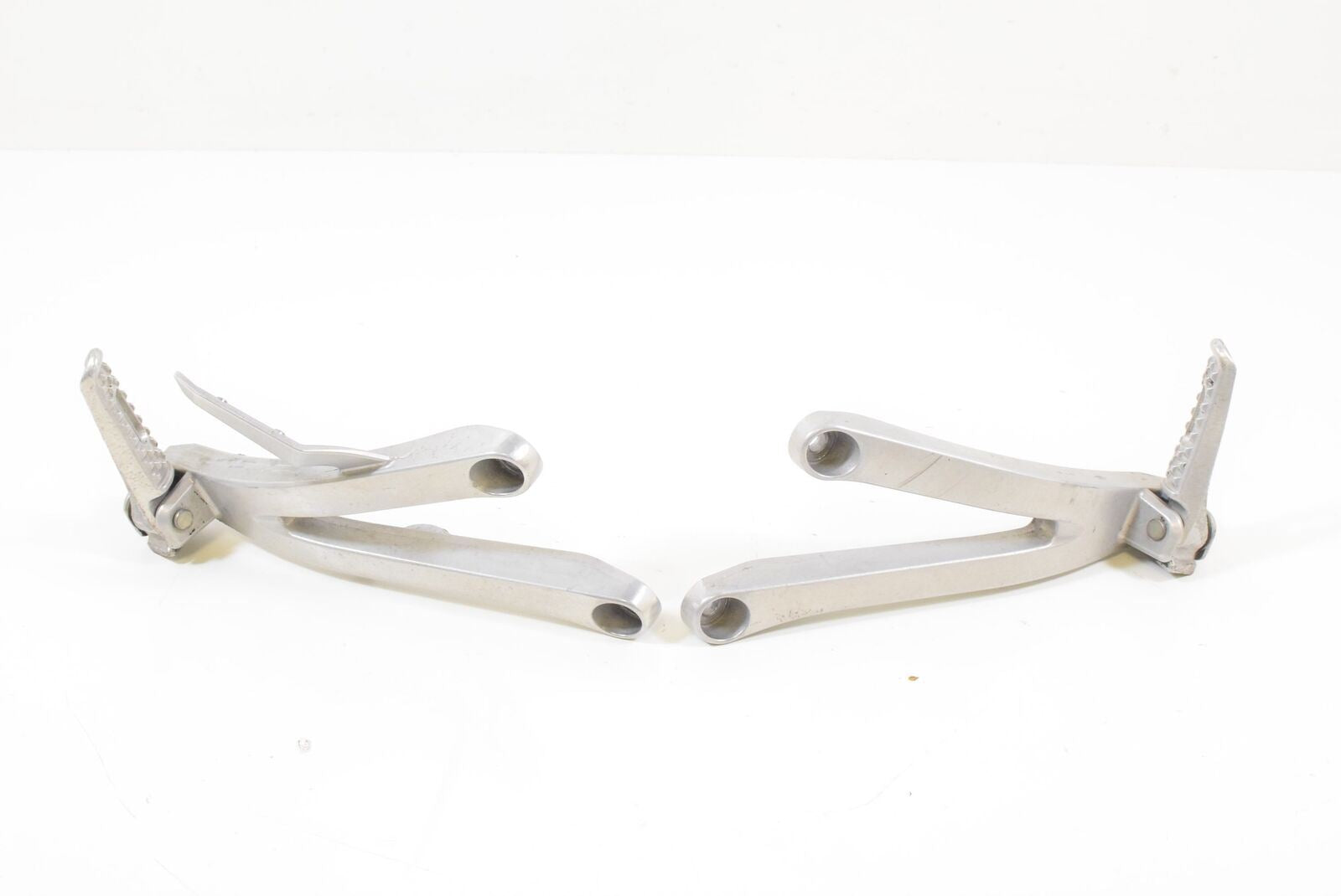 2007 Honda CBR600RR CBR600 RR Rear Passenger Footpeg Foot Peg Rest 50760-MFJ-D00 {{ shop.shopifyCountryName }} - Mototech271