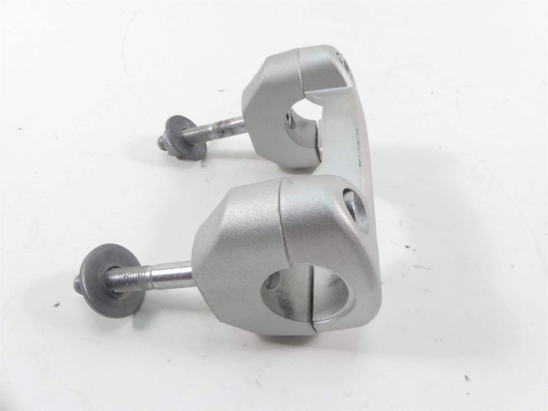 2020 Triumph Speed Triple RS 1050 Handlebar Holder Riser Set T2042064 T2041599 {{ shop.shopifyCountryName }} - Mototech271