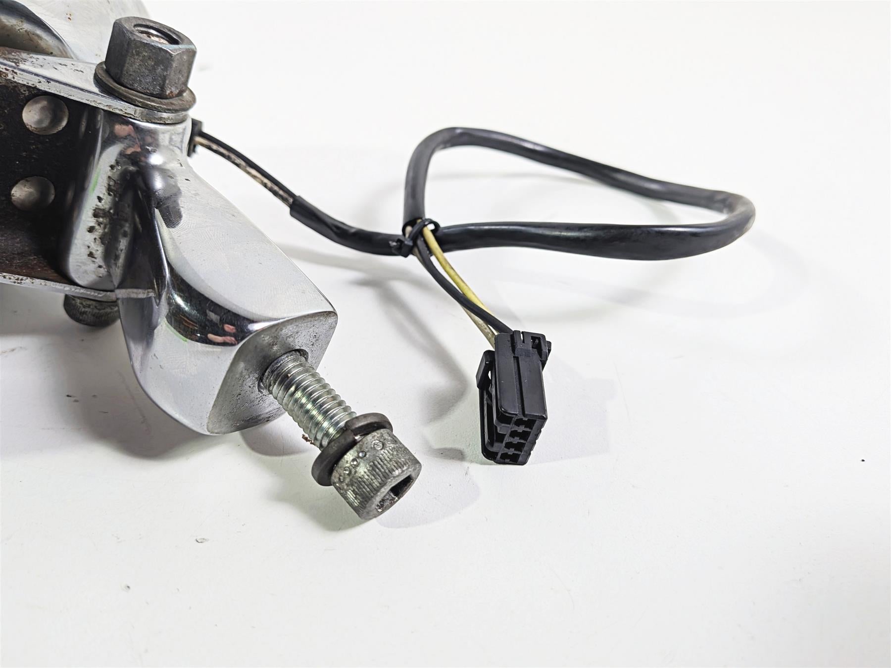 2006 Harley Sportster XL1200 C Headlight Head Light Lamp & Mount 69670-04A {{ shop.shopifyCountryName }} - Mototech271