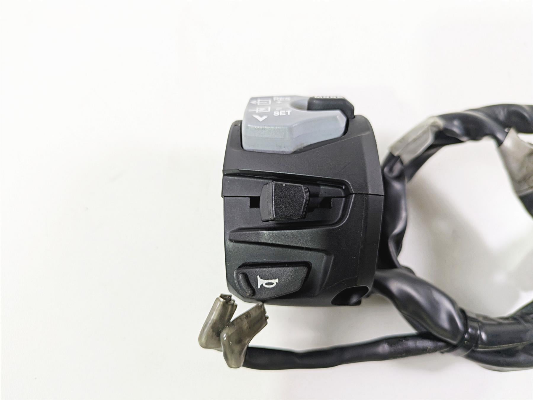 2023 Suzuki GSX1300 RR Hayabusa Left Blinker Control Switch - Read 37400-10L01 {{ shop.shopifyCountryName }} - Mototech271