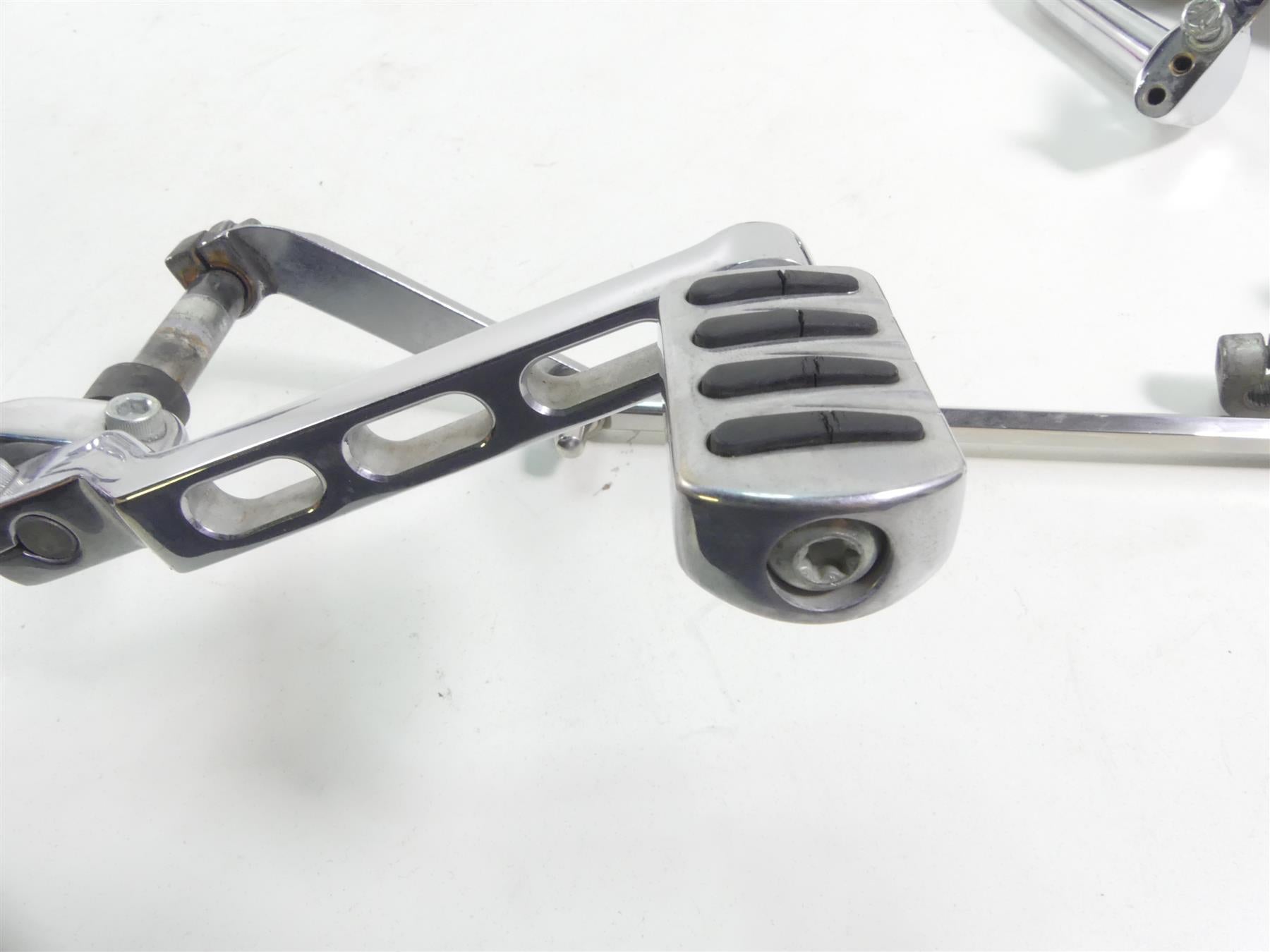 2004 Harley FLHTC SE CVO Electra Glide Floorboard Shift Brake Pedal Set 50683-04 {{ shop.shopifyCountryName }} - Mototech271
