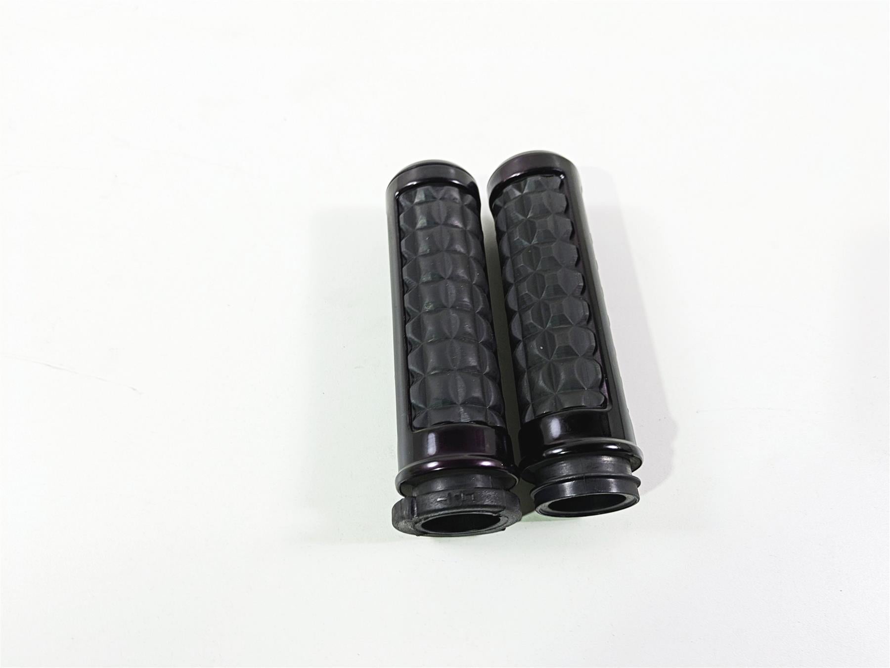 2019 Harley Softail FXDR 114 Dominion Hand Grip Set 56100231 {{ shop.shopifyCountryName }} - Mototech271