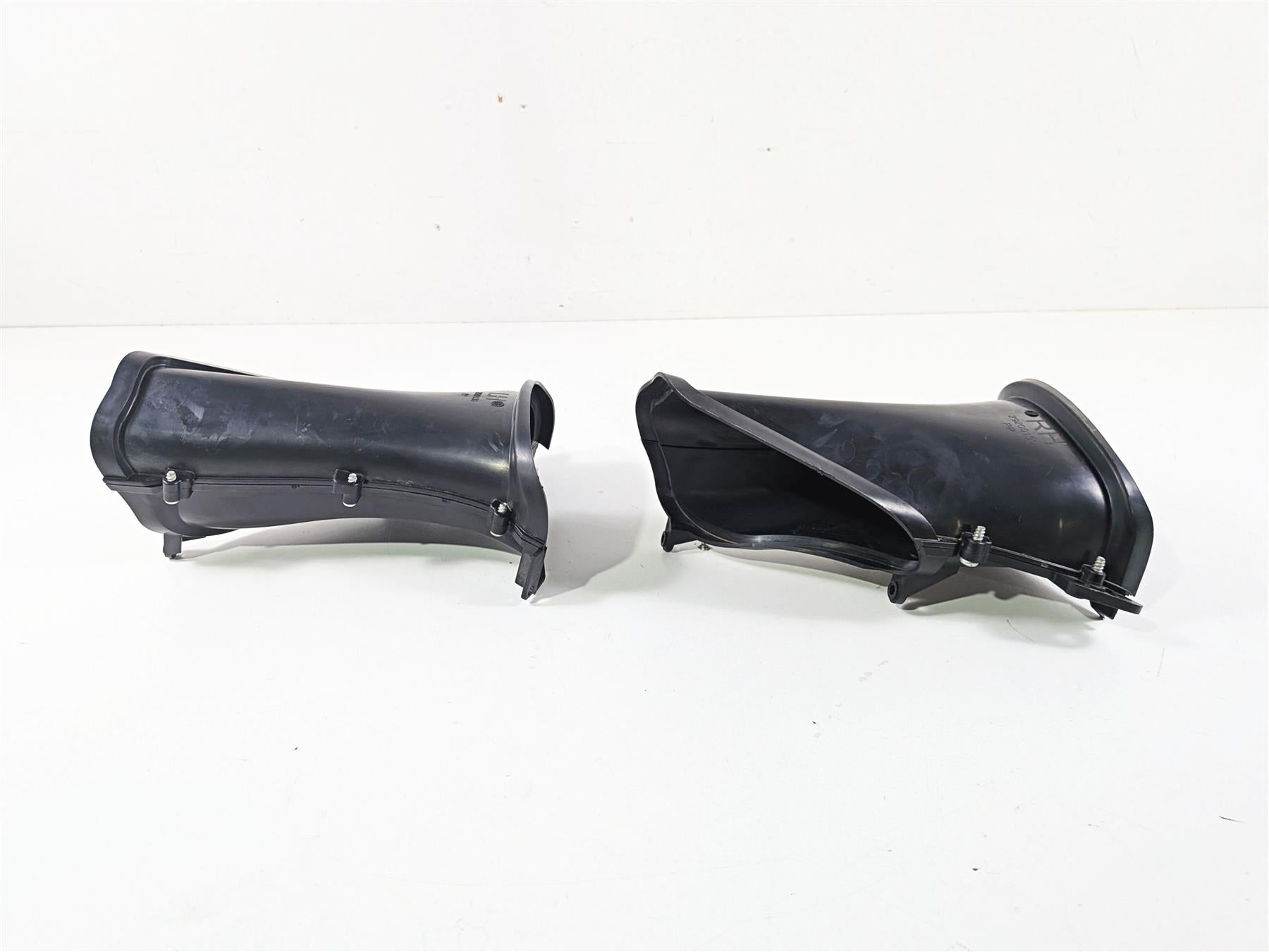 2020 Harley Touring FLTRK Road Glide Front Air Inlet Duct Set 29200136 292001393 {{ shop.shopifyCountryName }} - Mototech271