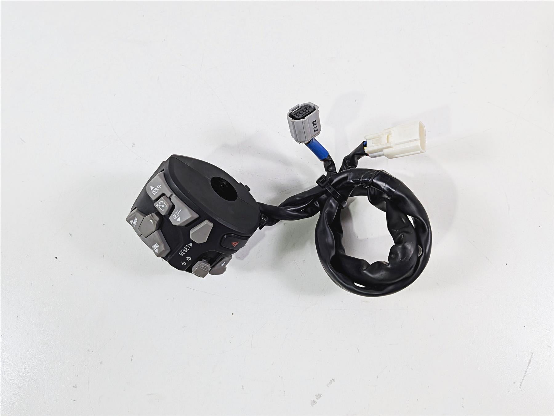 2022 Kawasaki ZX10R ZX1000 Ninja Left Hand Light Control Switch 46091-0576 {{ shop.shopifyCountryName }} - Mototech271