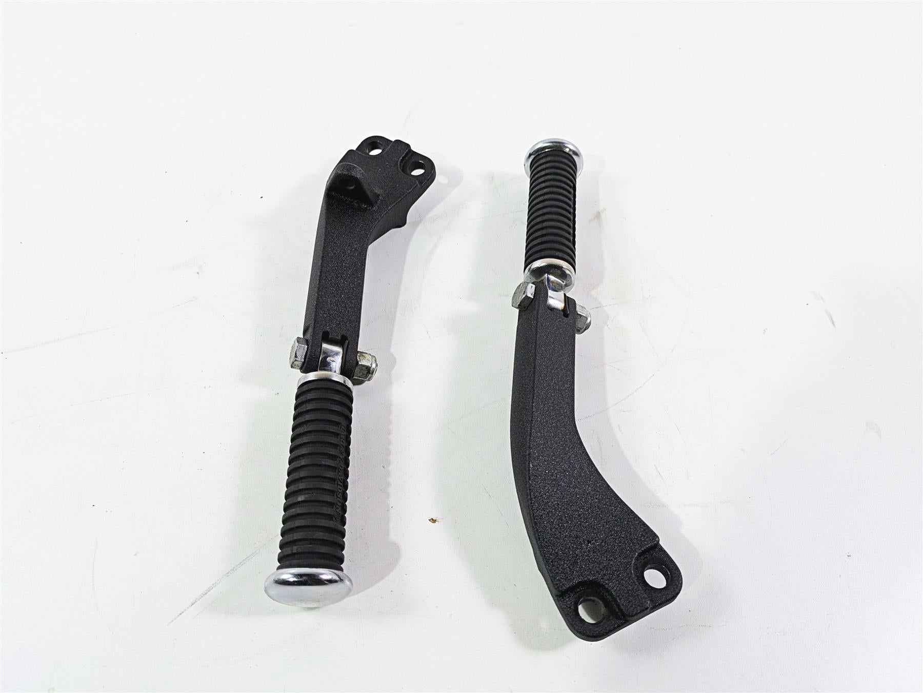 2017 Harley Dyna FXDB Street Bob Rear Passenger Footpeg & Mount Set 33032-99 {{ shop.shopifyCountryName }} - Mototech271