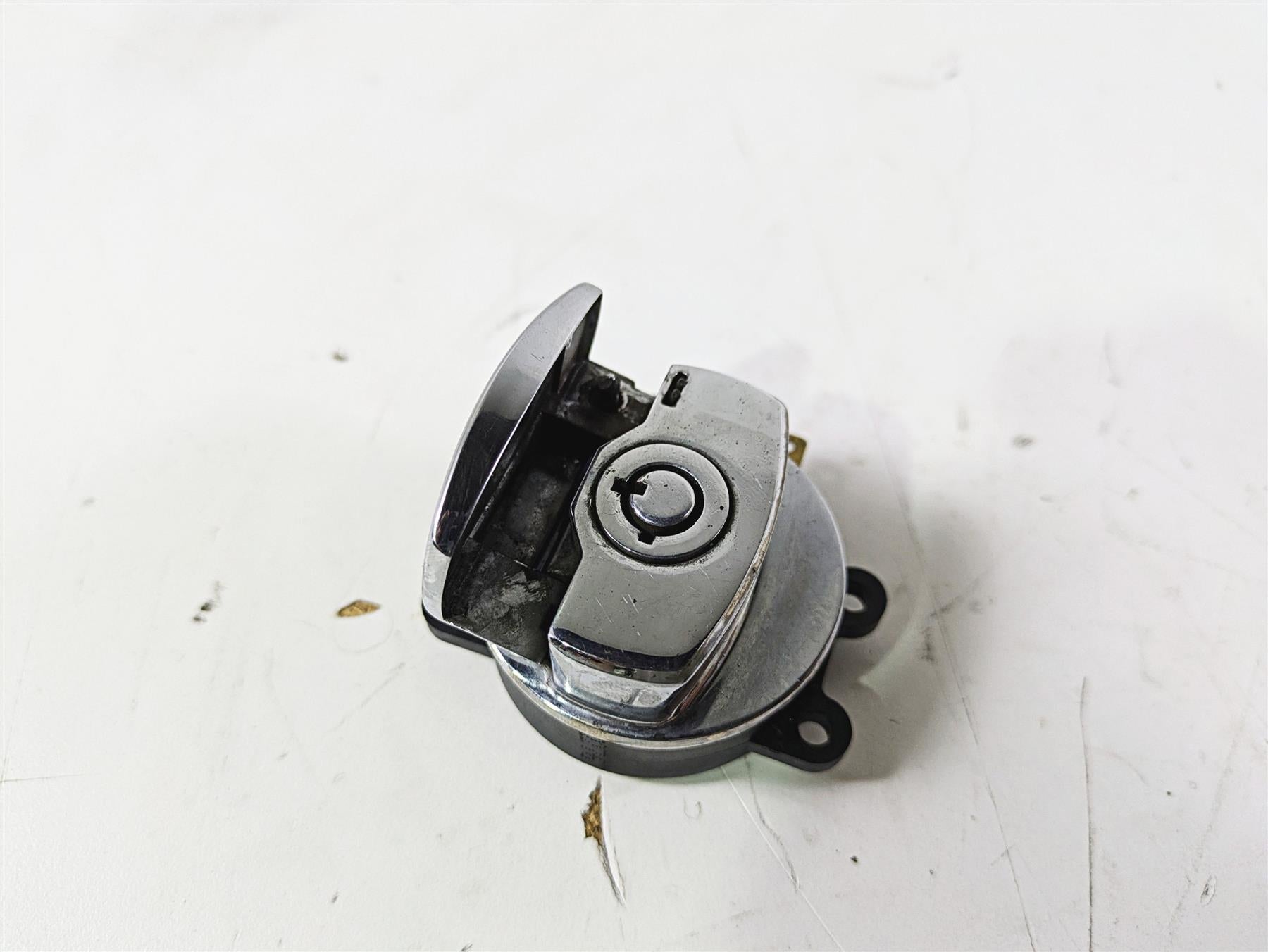 2003 Harley Softail FXSTDI Deuce 100th Ignition Switch Key Lock Set 71450-04 {{ shop.shopifyCountryName }} - Mototech271