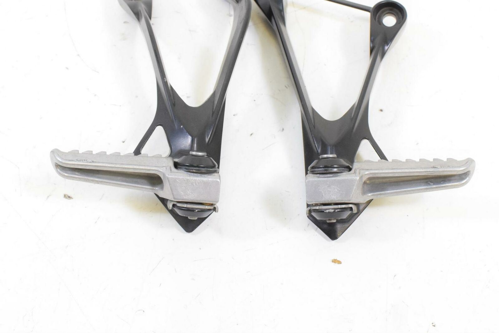 2007 Kawasaki ZX6R ZX636 ZX6 Ninja Rear Passenger Footpeg Set 35063-0145-W9 {{ shop.shopifyCountryName }} - Mototech271
