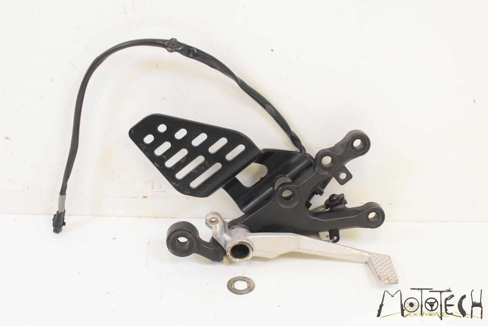 2012 Yamaha YZFR6 YZF R6 Front Right Footpeg Mount & Brake Pedal 2C0-27443-10-00