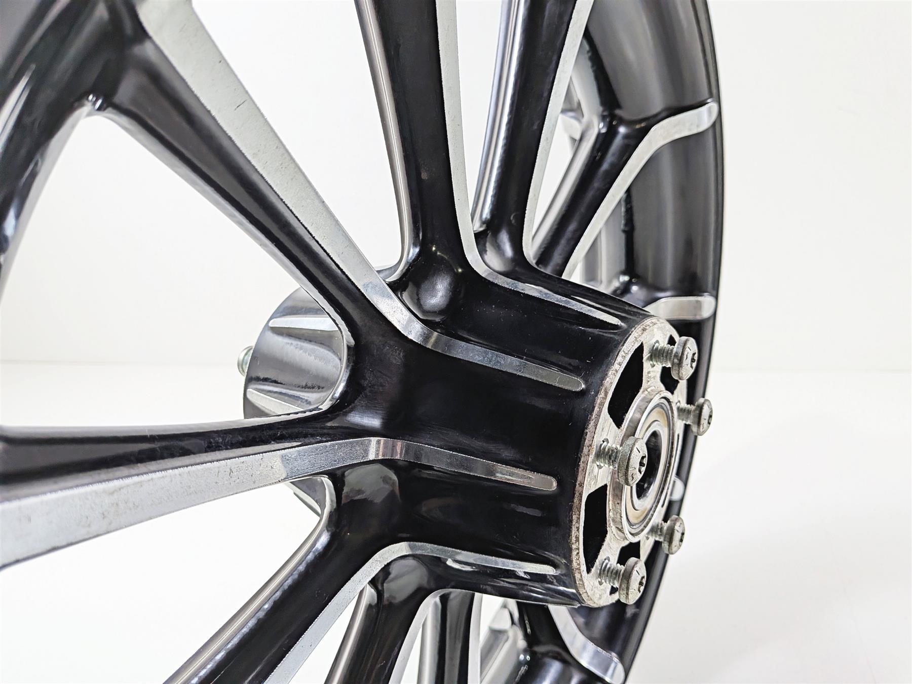 2011 Harley Touring FLHTCU CVO Electra Glide 17x3 Front Wheel Roulette 55065-10-Mototech271