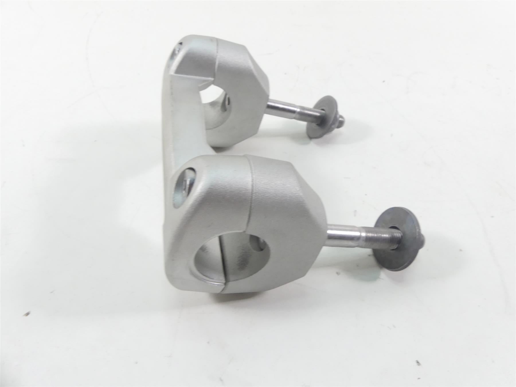 2020 Triumph Speed Triple RS 1050 Handlebar Holder Riser Set T2042064 T2041599 {{ shop.shopifyCountryName }} - Mototech271