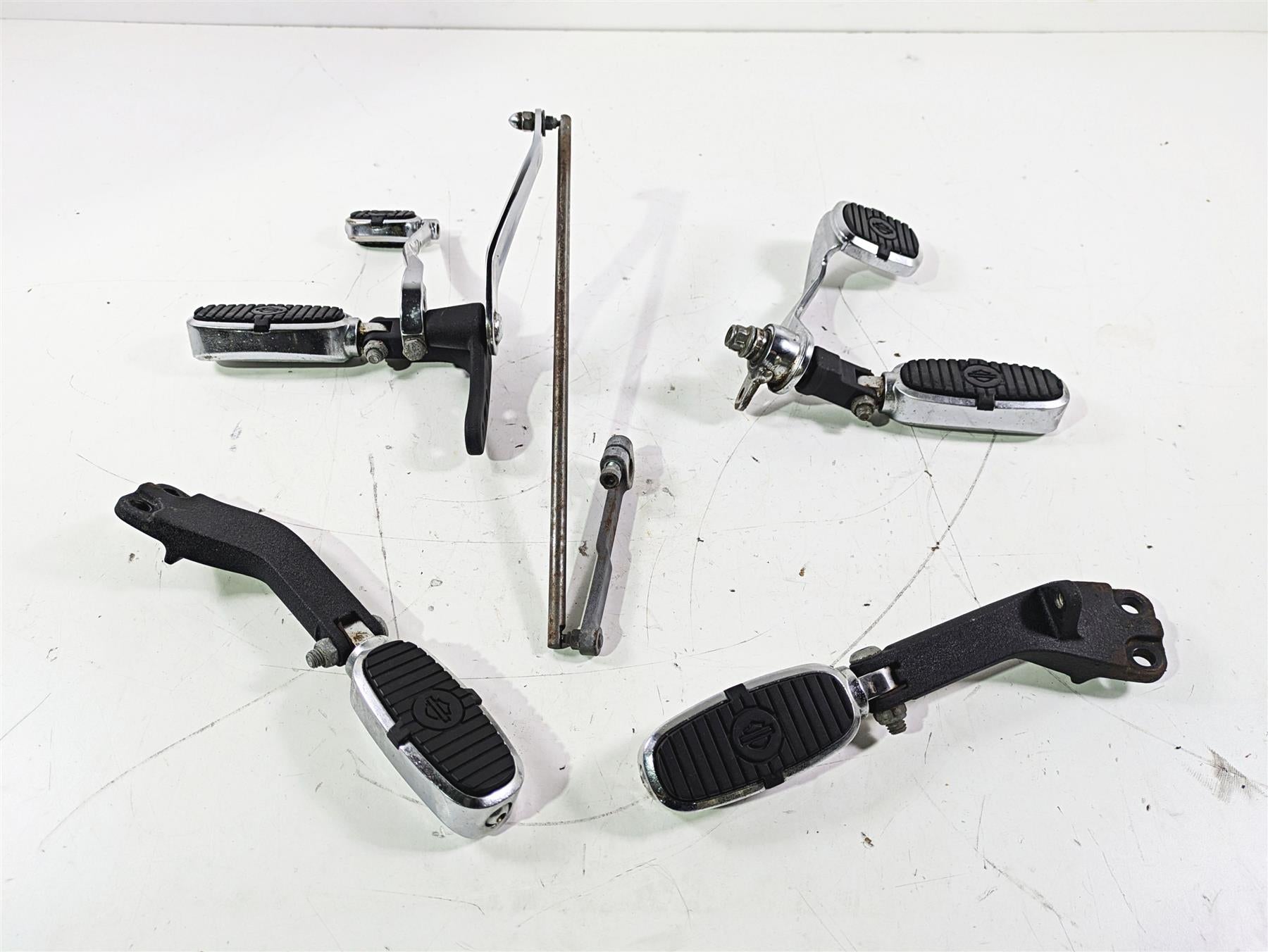 2007 Harley FXDWG Dyna Wide Glide Crested Footpeg Shift Brake Pedal Set 33693-03 {{ shop.shopifyCountryName }} - Mototech271