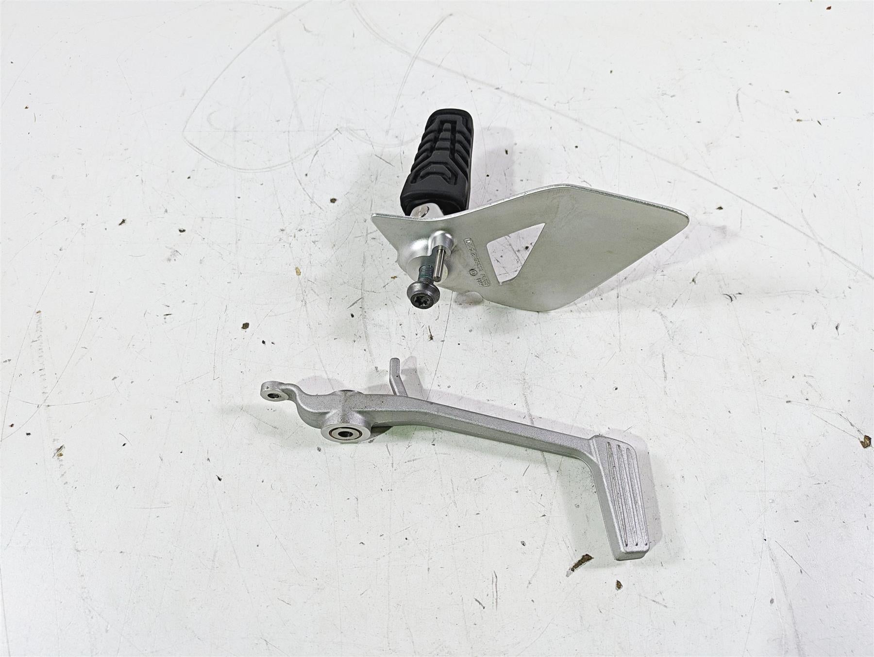 2014 BMW R1200 RT RTW K52 Right Left Footpeg & Brake Pedal 46718535642 {{ shop.shopifyCountryName }} - Mototech271