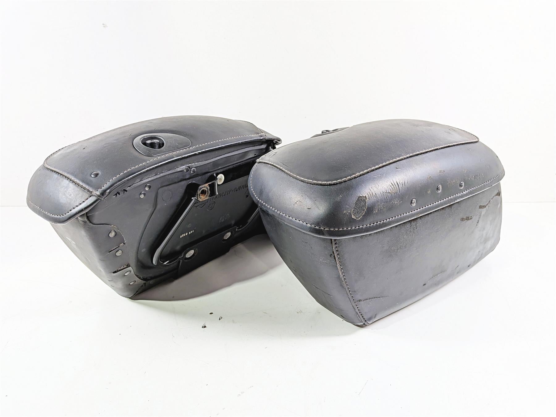 2012 Harley Softail FLSTF Fat Boy Saddlebag & Mounts Leather Hard Bags 53061-00B {{ shop.shopifyCountryName }} - Mototech271