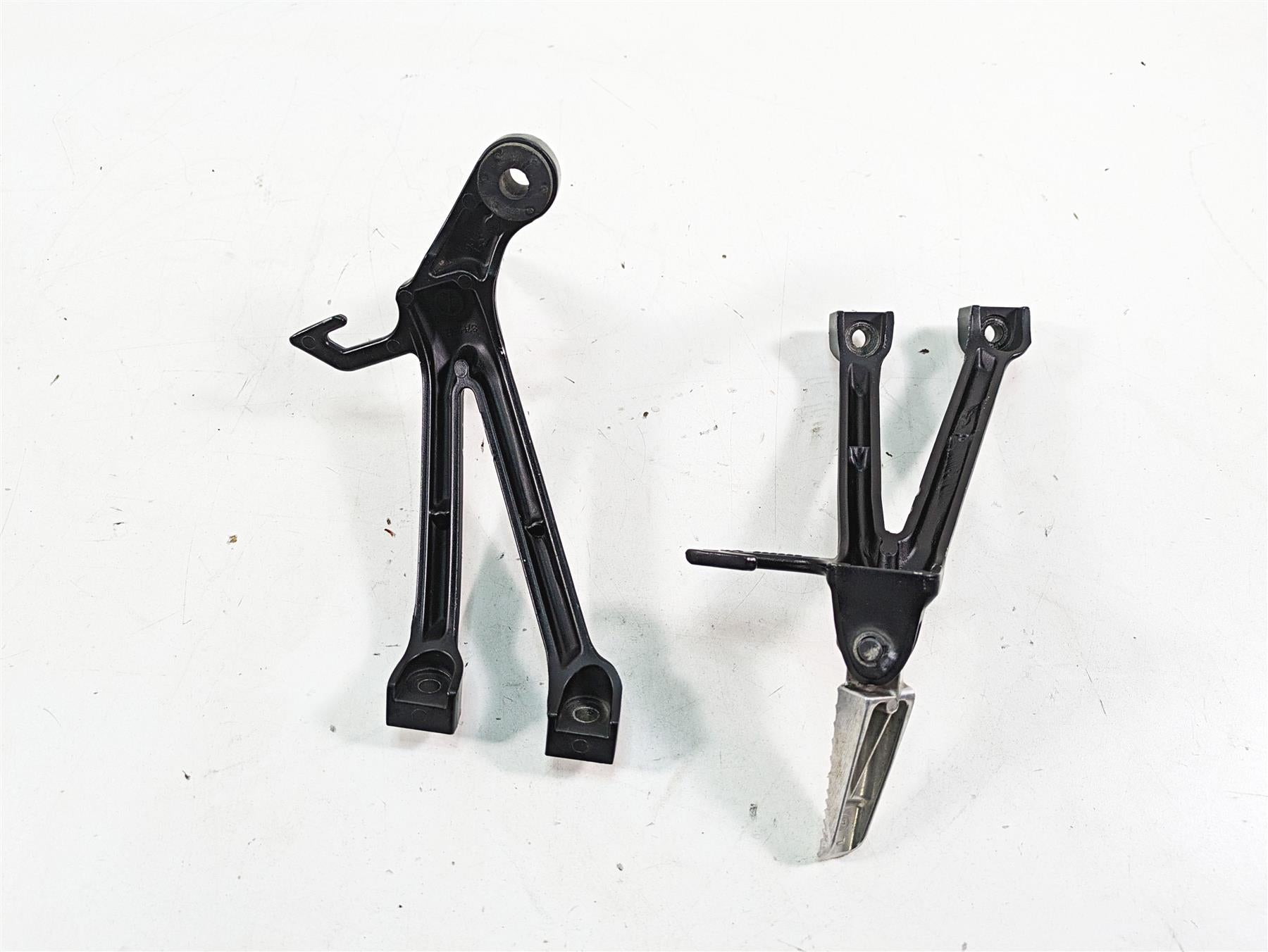 2009 Suzuki GSXR750 K9 Rear Footpeg Foot Peg Rest Mount Set 43600-37H00-YAP {{ shop.shopifyCountryName }} - Mototech271