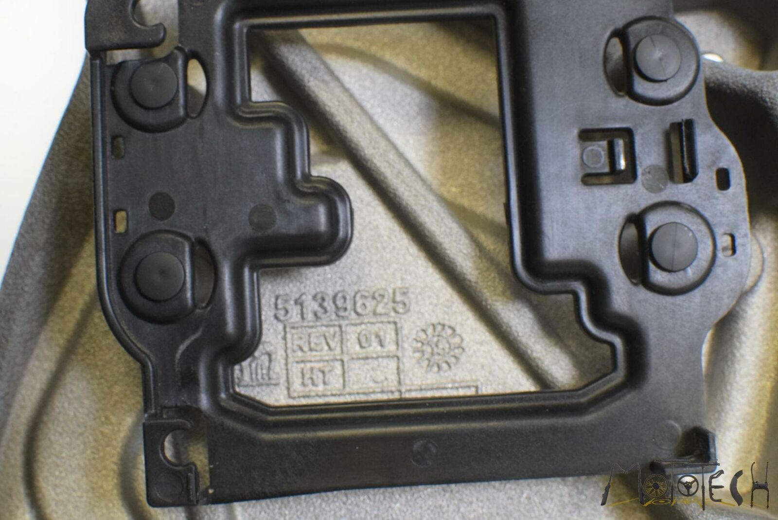 2019 Indian Scout Right Center Frame Plate Bracket 5139625-650 {{ shop.shopifyCountryName }} - Mototech271