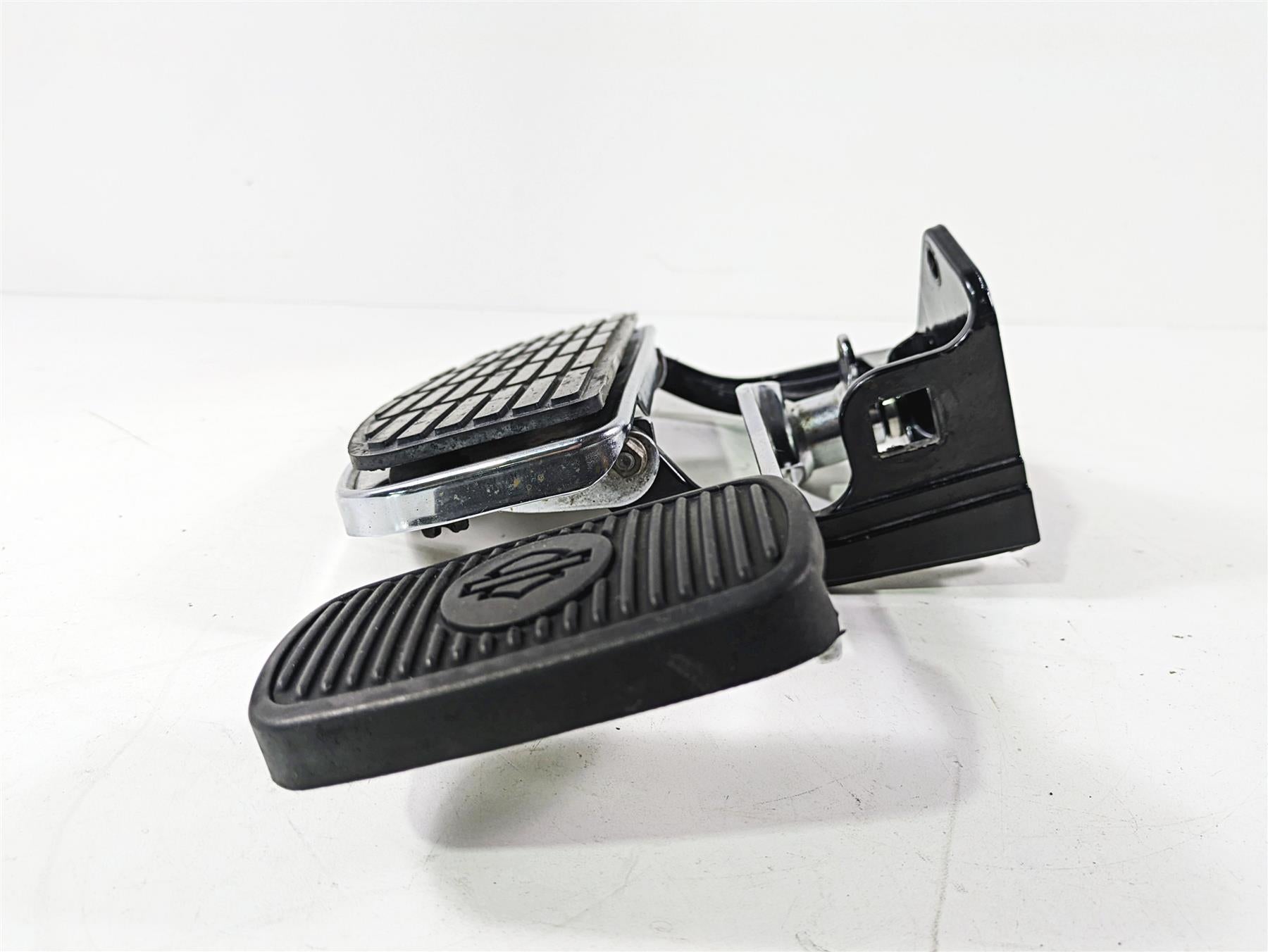 2003 Harley FLSTC Softail Heritage 100th Front Right Floorboard Set 50600026 {{ shop.shopifyCountryName }} - Mototech271