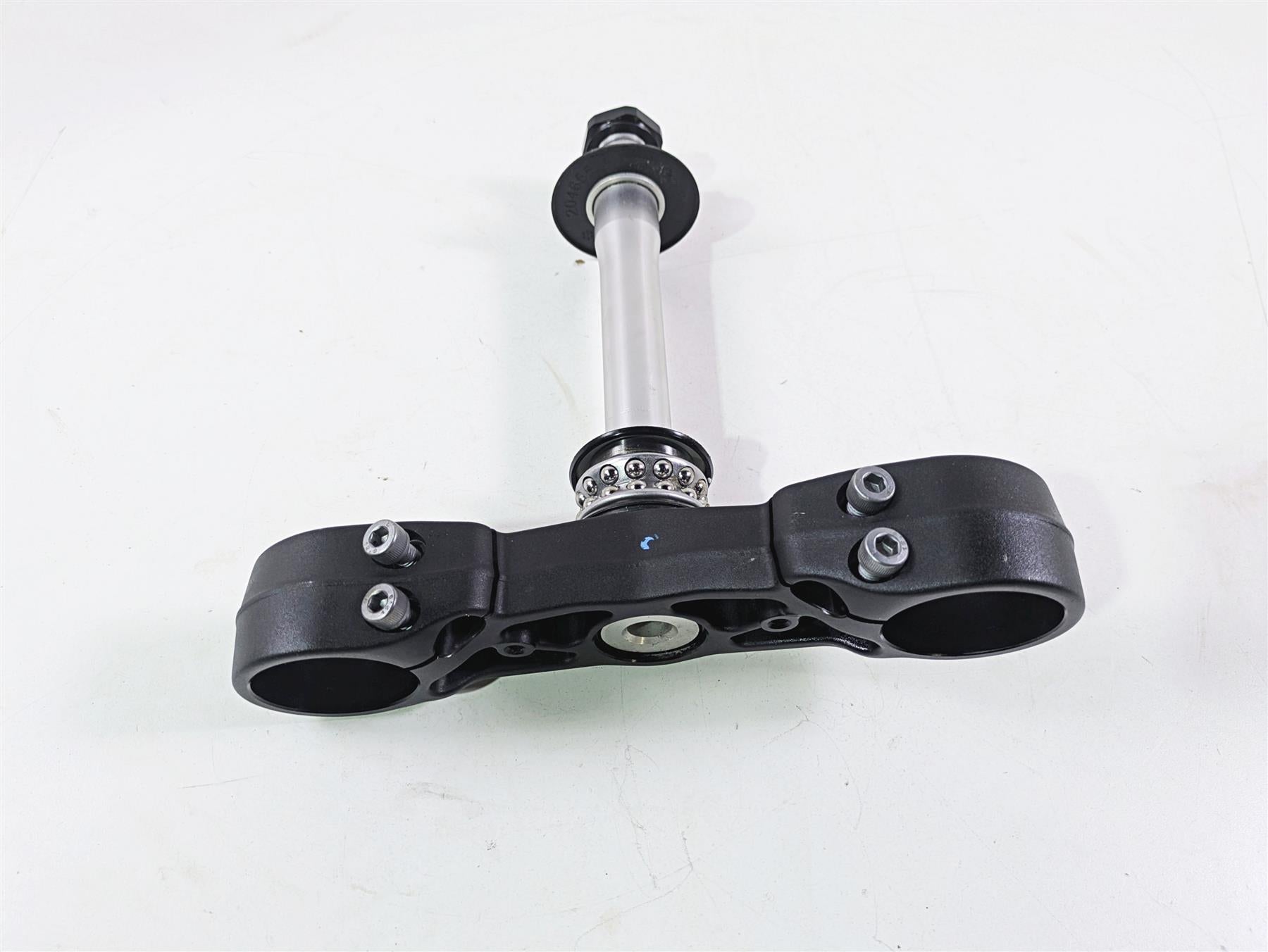 2024 Triumph Street Triple 765 R Lower Triple Tree Steering Clamp T2048903 {{ shop.shopifyCountryName }} - Mototech271