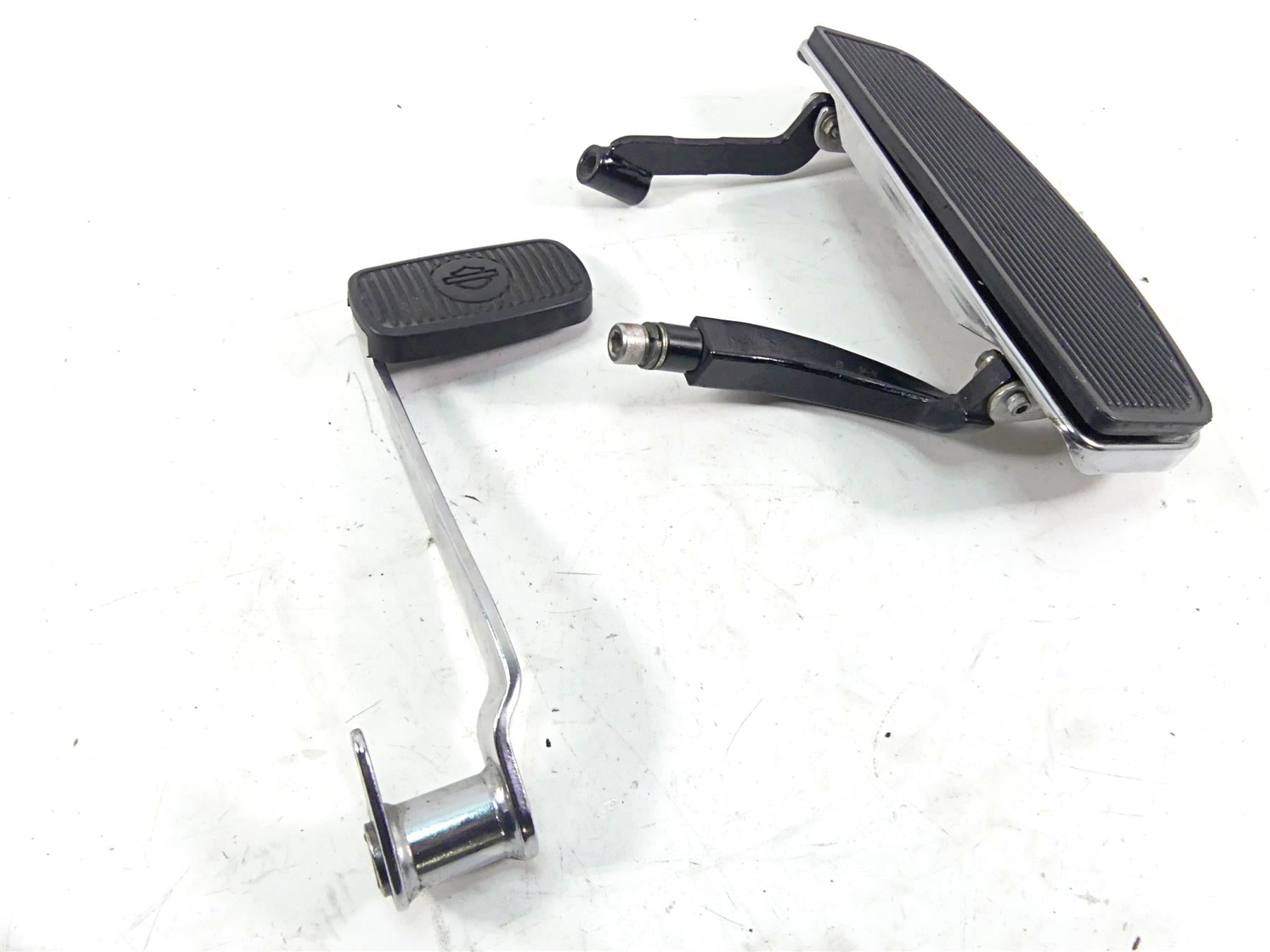 2007 Harley Touring FLHRC Road King Right Front Floorboard Brake Pedal 50621-06A {{ shop.shopifyCountryName }} - Mototech271