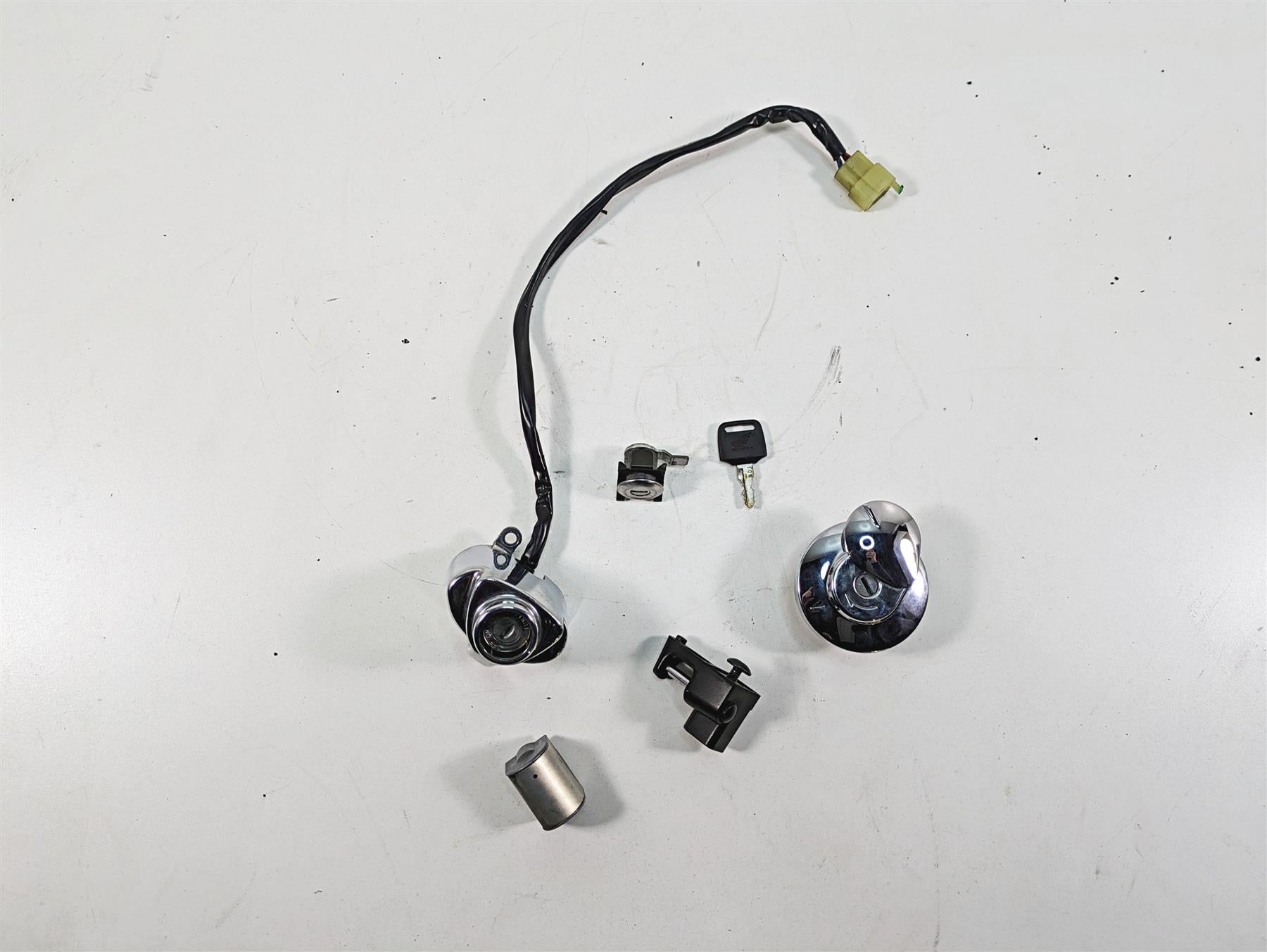 2006 Honda VT1100 C2 Shadow Ignition Switch Fuel Cap Key Lock Set 35010-MCK-A01 {{ shop.shopifyCountryName }} - Mototech271
