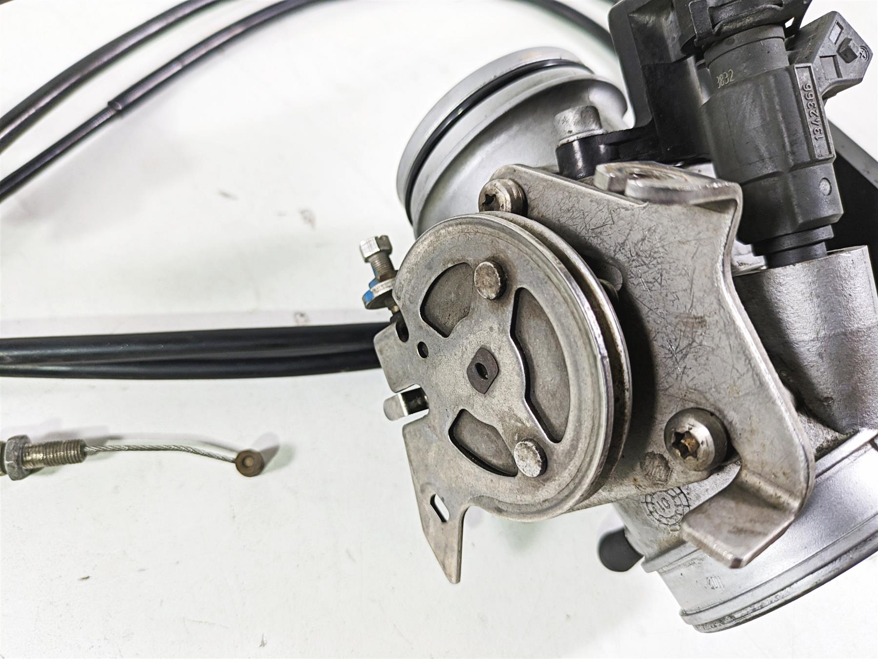 2004 BMW R1150GS R21 Throttle Body Set & Junction Box 13541342495 13541342496 {{ shop.shopifyCountryName }} - Mototech271