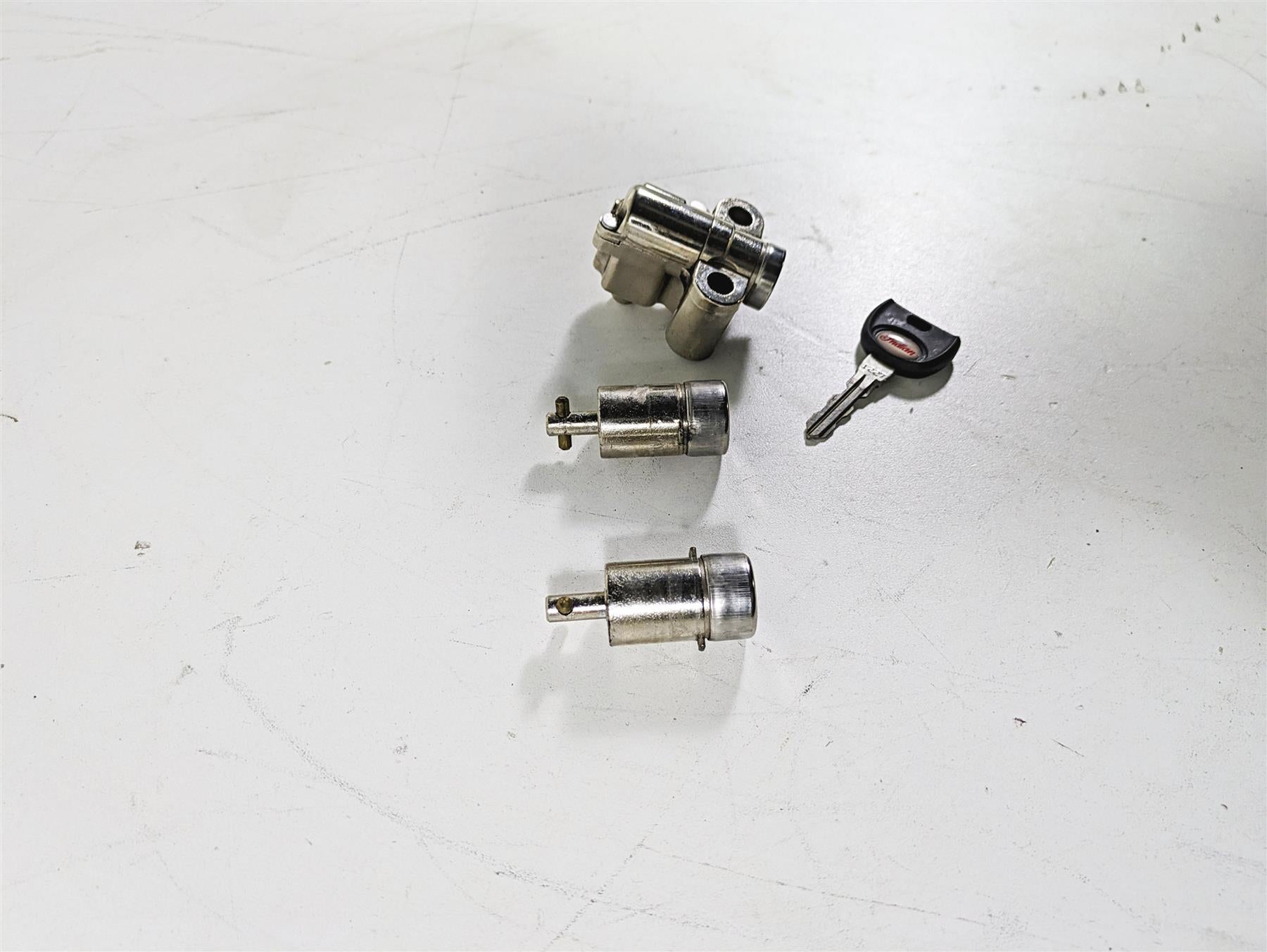 2018 Indian Chieftain Dark Horse Steering & Saddle Bag Lock & Key Set 2635146 {{ shop.shopifyCountryName }} - Mototech271