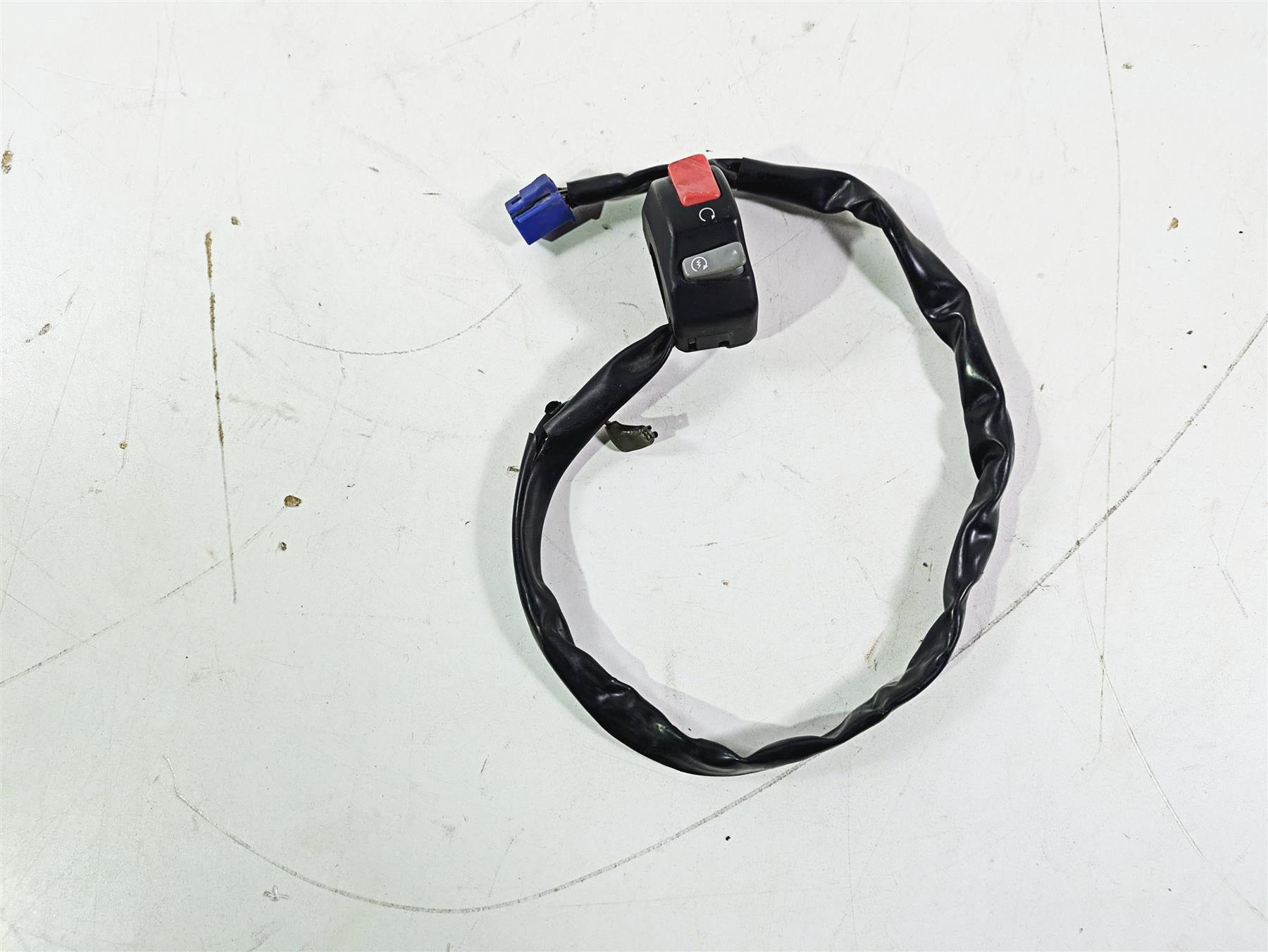 2005 Yamaha YZFR1 YZF R1 Right Hand Control Switch Start Kill Stop 5PW-83975-00 {{ shop.shopifyCountryName }} - Mototech271