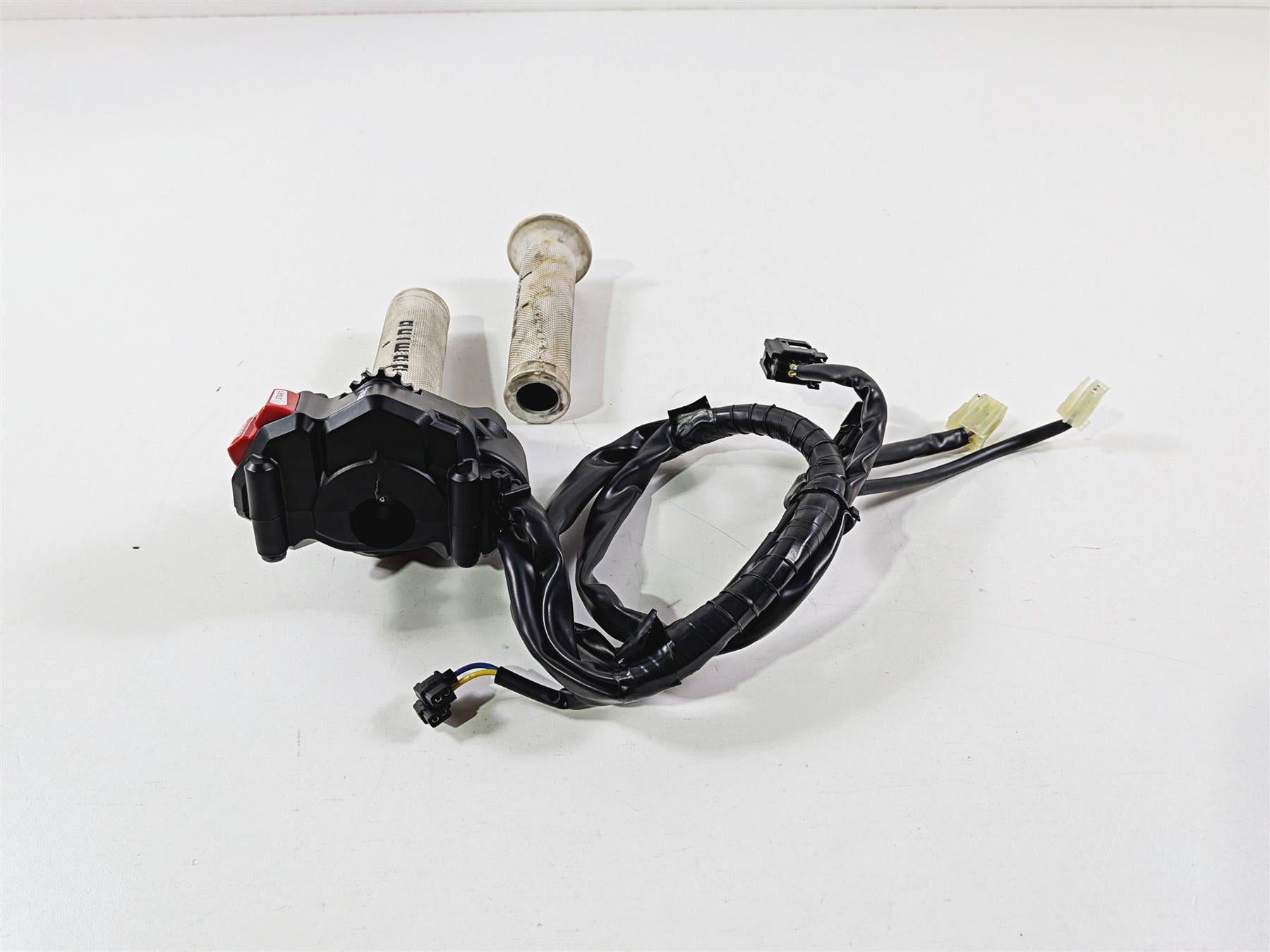 2024 Yamaha YZF R1 RN65 Right Hand Control Switch - Read B3L-8291R-03-00 {{ shop.shopifyCountryName }} - Mototech271