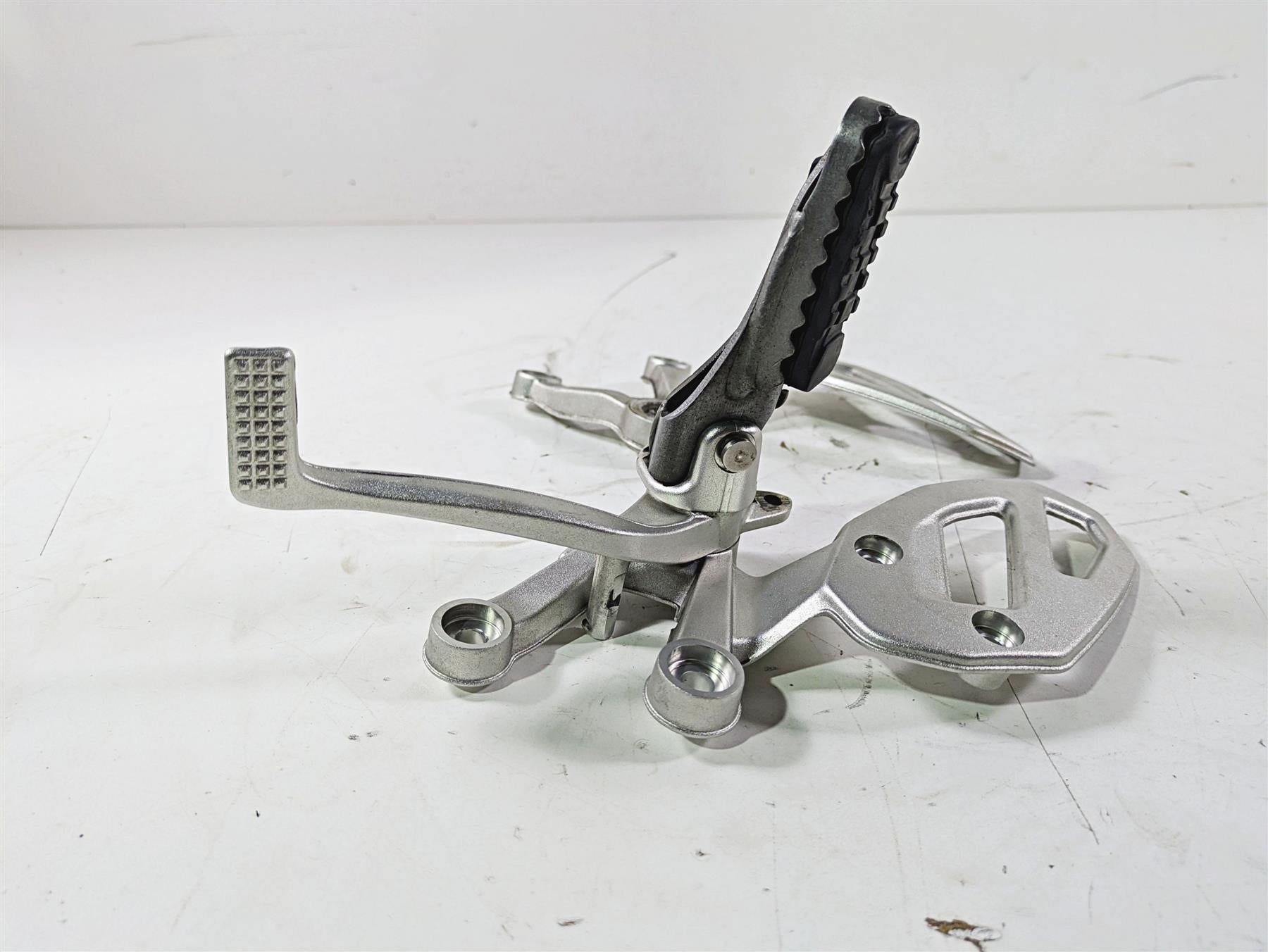2019 BMW S1000XR K49 Right Rider Footpeg & Brake Pedal Set - Read 46718553836 {{ shop.shopifyCountryName }} - Mototech271