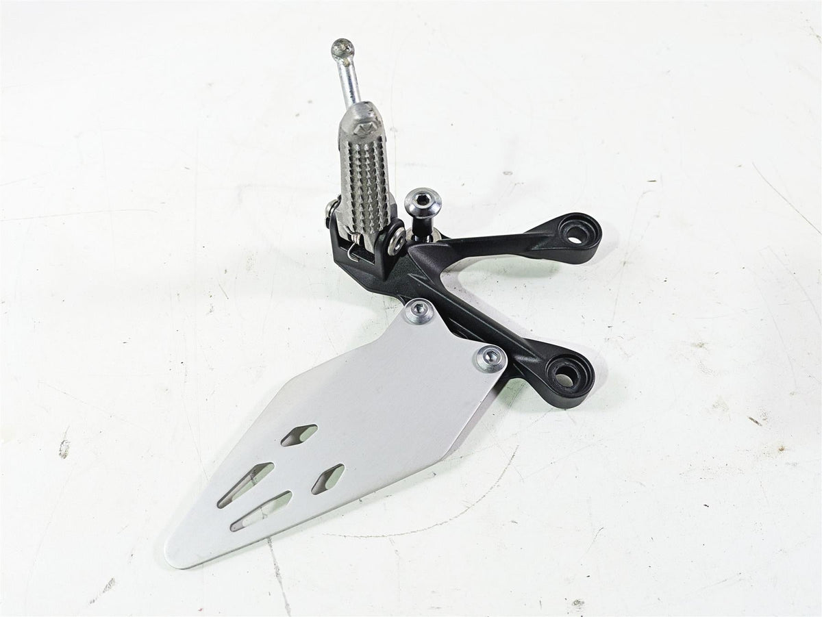 2024 Kawasaki ZX6R ZX636 Ninja Left Foot Peg + Mount & Guard 35063-0160-18R {{ shop.shopifyCountryName }} - Mototech271