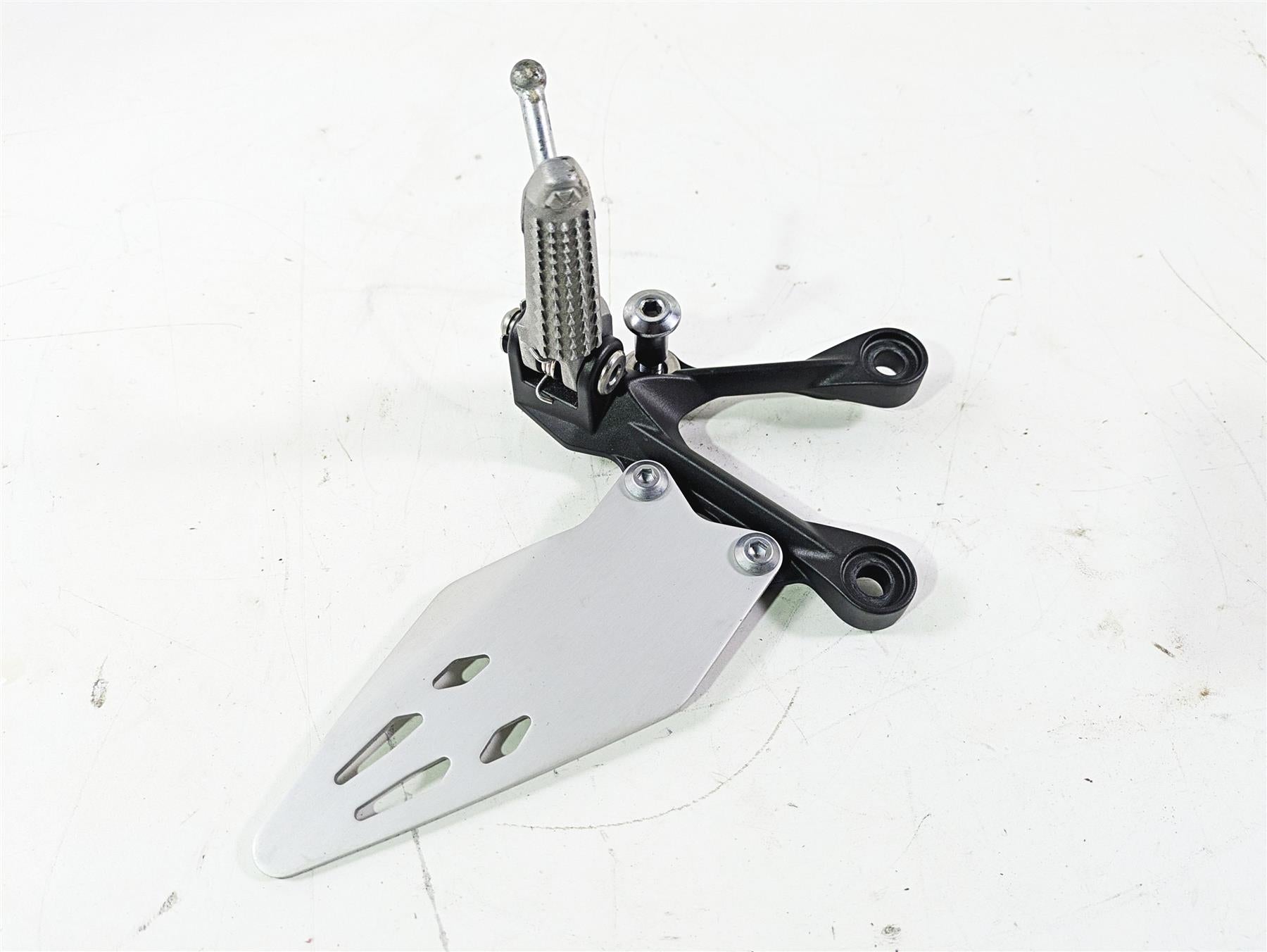 2024 Kawasaki ZX6R ZX636 Ninja Left Foot Peg + Mount & Guard 35063-0160-18R {{ shop.shopifyCountryName }} - Mototech271