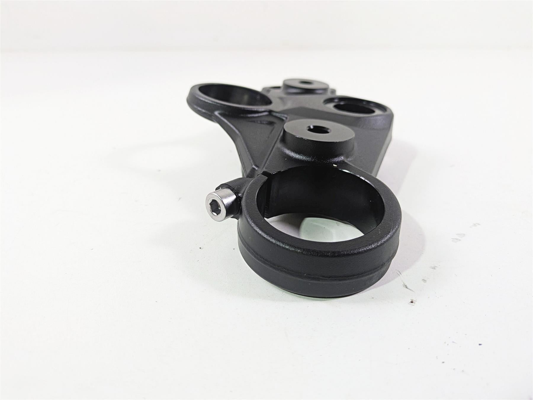2024 Triumph Street Triple 765 R Upper Triple Tree Steering Clamp T2041726 {{ shop.shopifyCountryName }} - Mototech271