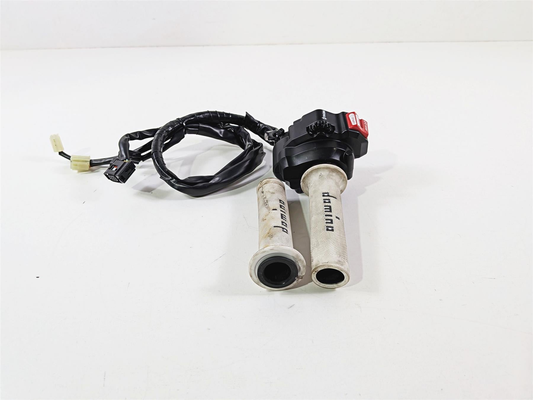 2024 Yamaha YZF R1 RN65 Right Hand Control Switch - Read B3L-8291R-03-00 {{ shop.shopifyCountryName }} - Mototech271