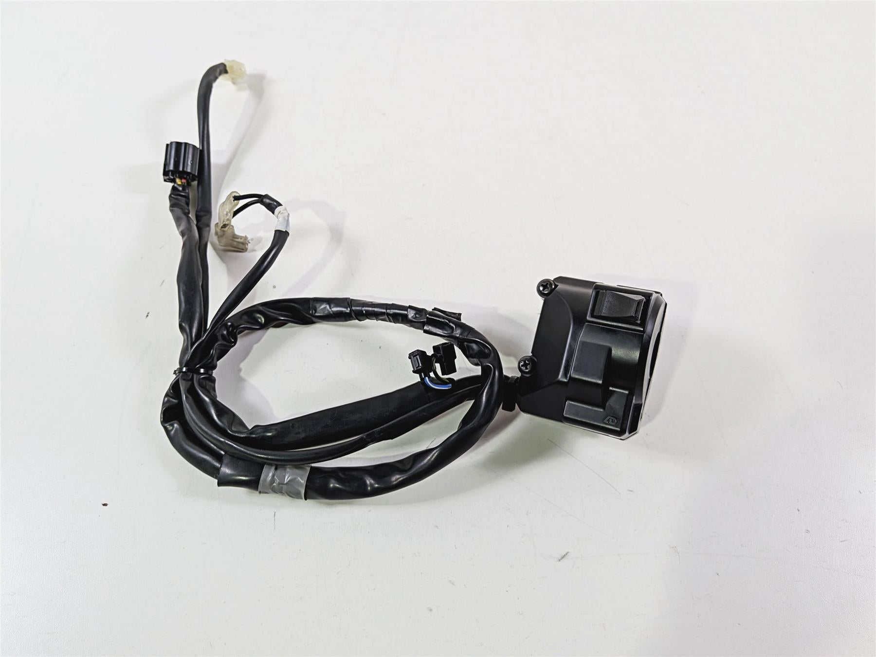 2024 Yamaha YZF R1 RN65 Left Hand Control Switch - Read B3L-83969-01-00 {{ shop.shopifyCountryName }} - Mototech271