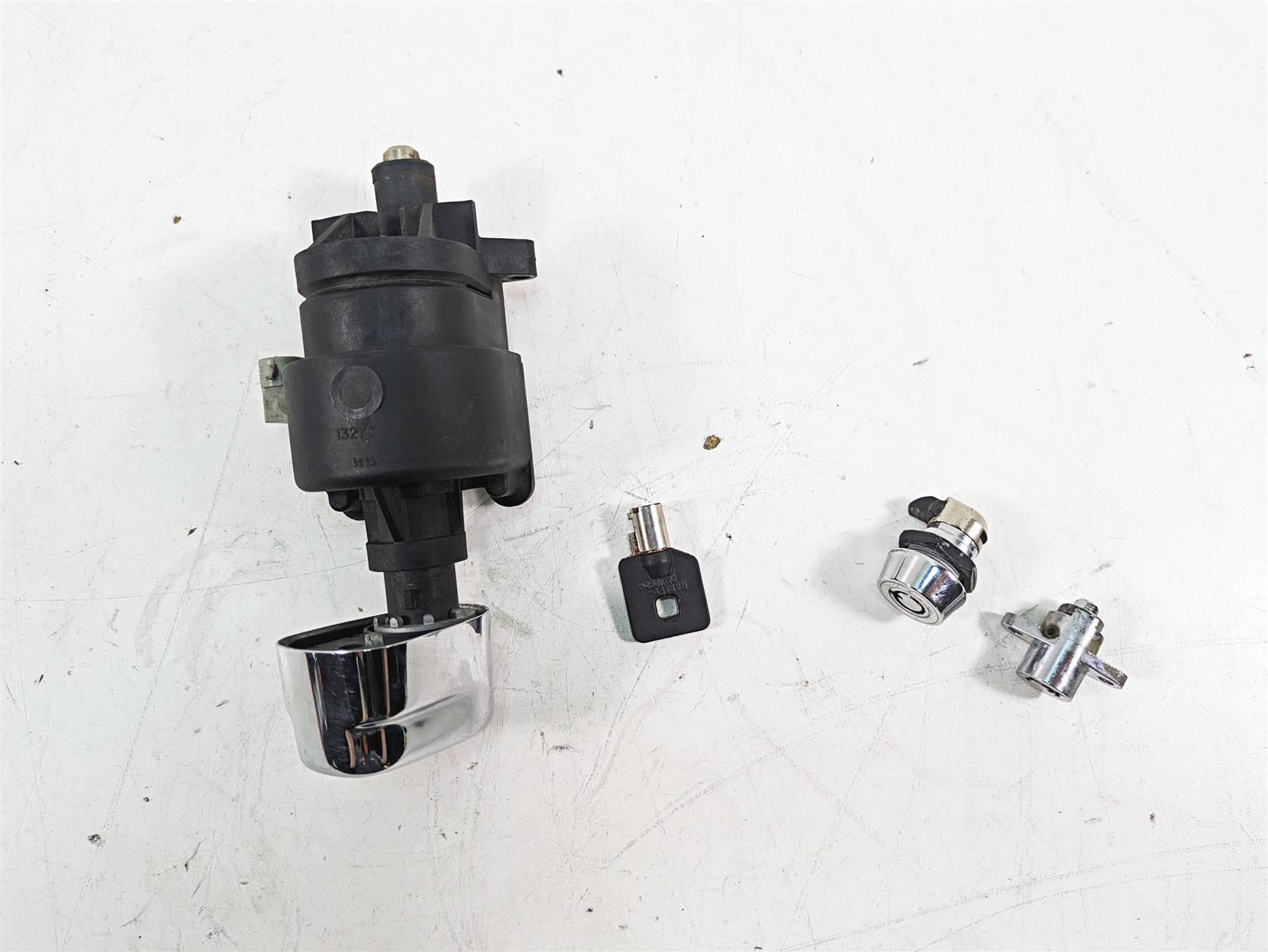 2014 Harley Touring FLHTK Electra Glide Ignition Switch Key Lock Set 71400012B {{ shop.shopifyCountryName }} - Mototech271